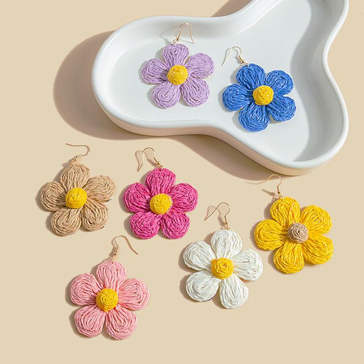 ・カテゴリ: 耳飾り・素材: ラフィア・デザイン: 花、植物・製造プロセス: 手編み・カラー展開: グリーン、ピンク、イエロー、パープル、ブルー、ホワイト、ローズレッド、カーキ、オレンジ、ライトグリーン・スタイル: ファッションOL、個性派・対象: レディース