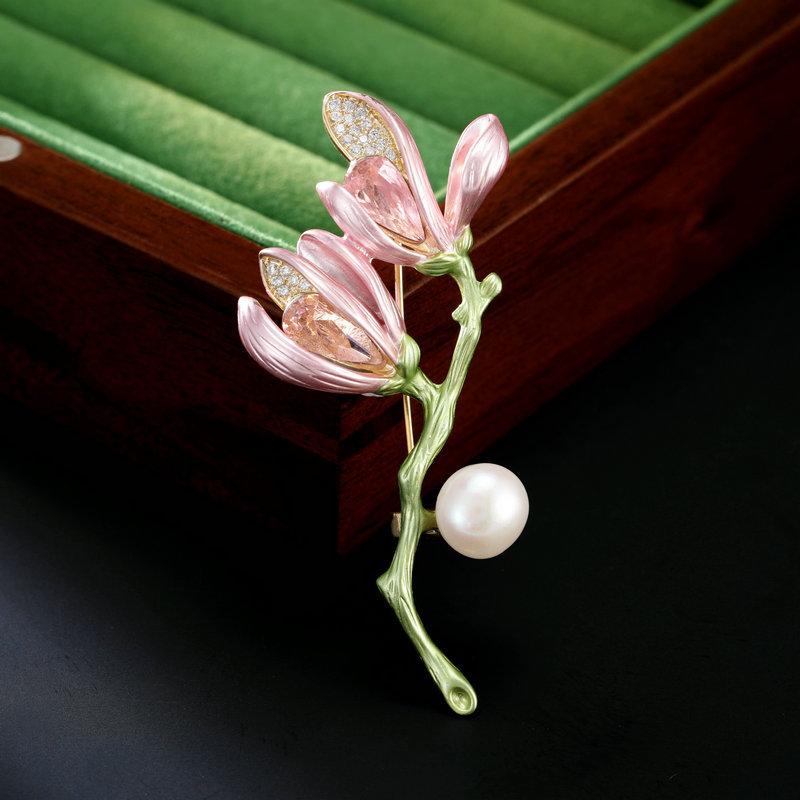 ・主な素材: 銅・スタイル: 花・デザイン: 花卉・加工技術: 焼き付け塗装・カラー展開: ピンクフラワー、ホワイトフラワー・デザイン要素: ラン・機能: 記念、装飾、多機能、結婚、調整、両用、ウエスト調整、ギフト、チラ見え防止、固定・テイスト: 中華風、レトロ文芸・対象: レディース・カテゴリ: ブローチ