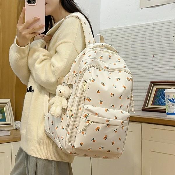 ・カラー展開: 玫瑰花（マスコットなし）、蘭花（マスコットなし）、草莓（マスコットなし）、玫瑰花（マスコット付き）、蘭花（マスコット付き）、草莓（マスコット付き）、桜桃（マスコットなし）、オレンジ（マスコットなし）、桜桃（マスコット付き）、オレンジ（マスコット付き）・対象性別: 女性・対象シーン: 通学・主な素材: ナイロン・スタイル: スウィート・容量: 20L以下・機能: 防水・対応パソコンサイズ: 14インチ・柄: フルーツ・裏地素材: ポリエステル・トレンド要素: ステッチ・背面設計: カーブショルダーストラップ