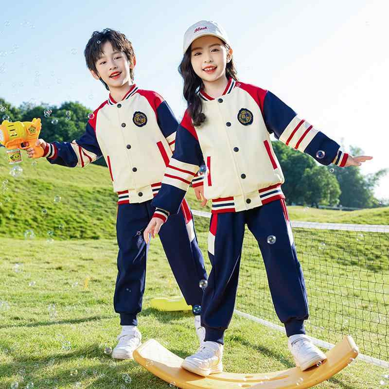 ・カテゴリ: 学生服・スタイル: スポーティ・対象年齢: キッズ（3〜8歳、100〜140cm）・対象性別: ユニセックス（男女兼用）・前開き仕様: ファスナー・デザイン要素: スポーツ、セットアップ・主な素材: 綿 ・安全基準: クラスB・フード: なし・セット内容: 2点セット、3点セット、4点セット（男の子用）、4点セット（女の子用）・組み合わせ形式: 長袖＋パンツ・対応身長: 100cm、110cm、120cm、130cm、140cm、150cm、160cm、170cm、180cm