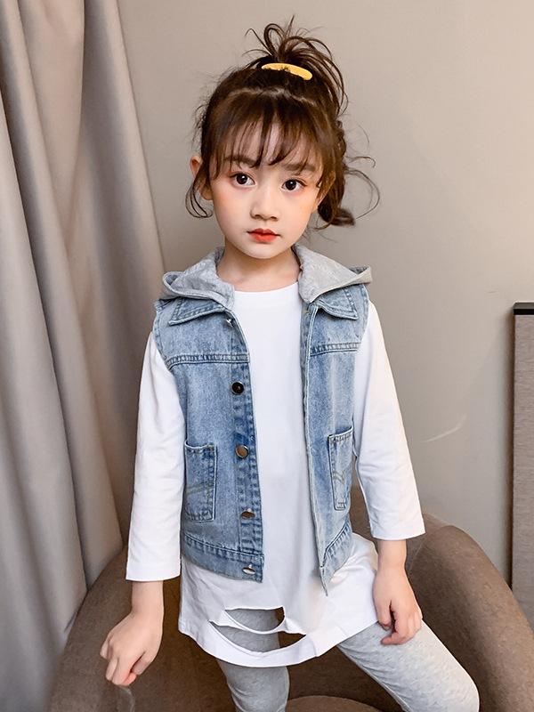 ・カテゴリ: 子ども用ベスト・スタイル: カジュアル・対象性別: 女児・対象年齢: 8歳以上（身長140cm以上）・生地加工: 柔軟加工・デザイン: カーディガン、シングルブレスト・柄: 無地・厚み: 普通・フード: 取り外し可能フードあり・素材: デニム、綿 60.2%・カラー展開: ダークブルー・サイズ展開: 110cm、120cm、130cm、140cm、150cm、160cm