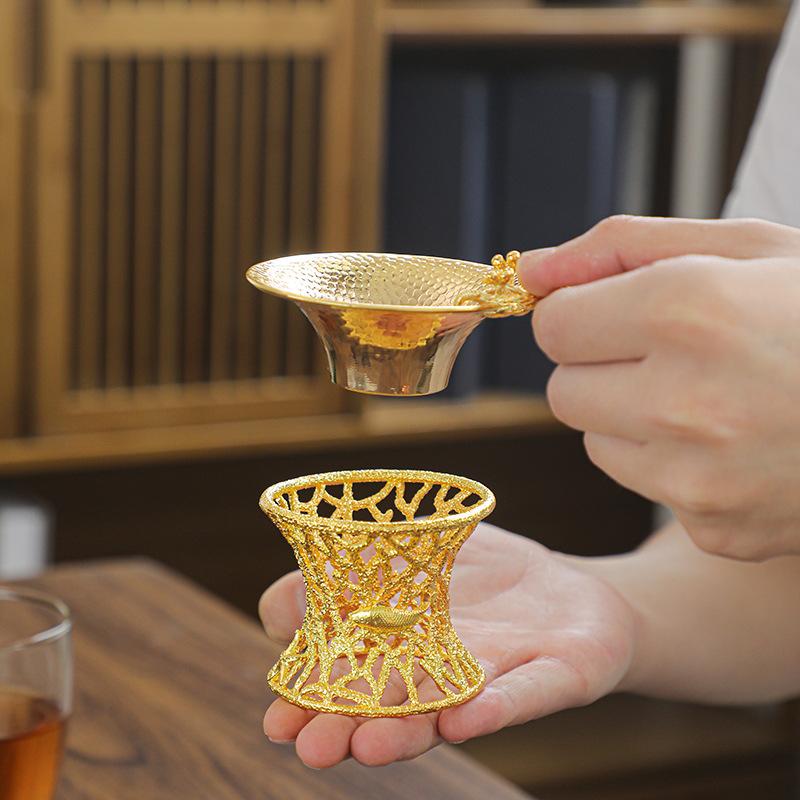 ・カテゴリ: 茶こし・スタイル: 中華風・カラー展開: 梅花茶こし（ゴールド）、梅花茶こし（カッパー）、錫製梅花茶こし、錫製金魚茶こし、錫製リーフ茶こし、錫製トンボ茶こし、錫製ヒマワリ茶こし、ゴールド海草フィルタースタンド、シルバー海草フィルタースタンド、ゴールド甲冑フィルタースタンド、シルバー甲冑フィルタースタンド・重量: 約0.1kg