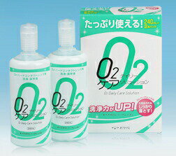 O2デイリーケアソリューション 240mL*2本入 商品説明 『O2デイリーケアソリューション 240mL*2本入 』 ◆たっぷり使える！ ◆洗浄力がUP！ ◆すべてのO2・ハードレンズに ◆化粧品汚れまでしっかり落とす新処方採用！ レンズに付いたアイライナーやマスカラの汚れに対する洗浄力を飛躍的にアップ！ ◆フタの開閉がしやすい新ボトル採用！ 片手でも楽に開閉できるワンタッチキャップ、残量が一目でわかる透明ボトルを採用。気密容器で衛生面にも配慮しました。 ◆安心・清潔な抗菌処方で防腐剤フリー！ 防腐剤を配合しなくても高い防腐効果が得られる処方を実現。開封後も雑菌による汚染の心配がないだけでなく、保存中の微生物増殖を抑制し、レンズを細菌から守ります。 O2デイリーケアソリューション 240mL*2本入 　詳細 原材料など 商品名 O2デイリーケアソリューション 240mL*2本入 内容量 240mL*2本入 販売者 オフテクス ご使用方法 (1)本剤をレンズに2〜3滴つけ、指で軽くこすり洗いしてください。 (2)レンズのヌルヌルした感じがなくなるまで水道水で十分すすいでください。 (3)本剤を保存ケースの9分目まで満たし、レンズを入れて保存してください。 (4)保存ケースからレンズを取り出し、本剤を2〜3滴つけて指で軽くこすり洗いした後、水道水で十分すすいでから装用してください。 広告文責 株式会社プログレシブクルー072-265-0007 区分 日用品O2デイリーケアソリューション 240mL*2本入 ×3個セット