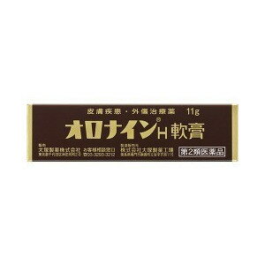 オロナインH軟膏 チューブ 11g 商品説明 『オロナインH軟膏 チューブ 11g』 家族の皮ふトラブルに 殺菌効果に優れたクロルヘキシジングルコン酸塩配合の皮膚疾患外傷治療剤です。 ※ メーカー様の商品リニューアルに伴い、商品パッケージや内容等が予告なく変更する場合がございます。また、メーカー様で急きょ廃盤になり、御用意ができない場合も御座います。予めご了承をお願いいたします。【オロナインH軟膏 チューブ 11g詳細】 1g中 クロルヘキシジングルコン酸塩液(20％) 10mg 添加物として ラウロマクロゴール，ポリソルベート80，硫酸アルミニウムカリウム，マクロゴール，グリセリン，オリブ油，ステアリルアルコール，サラシミツロウ，ワセリン，自己乳化型ステアリン酸グリセリル，香料，精製水 を含有。 原材料など 商品名 オロナインH軟膏 チューブ 11g 内容量 11g 販売者 （株）大塚製薬工場 保管及び取扱い上の注意 （1）直射日光の当たらない涼しい所に密栓して保管してください。 （2）小児の手の届かない所に保管してください。 （3）他の容器に入れ替えないでください。（誤用の原因になったり品質が変わります。） （4）外箱及び容器に表示の使用期限をすぎた製品は使用しないでください。 （5）瓶容器はガラス製ですので，強い衝撃はさけてください。容器が破損し，けがをするおそれがあります。 〔一般用記載〕 （1）直射日光の当たらない涼しい所に密栓して保管してください。 （2）小児の手の届かない所に保管してください。 （3）他の容器に入れ替えないでください。（誤用の原因になったり品質が変わります。） （4）外箱及び容器に表示の配置期限をすぎた製品は使用しないでください。 〔配置用記載〕 用法・用量 患部の状態に応じて適宜ガーゼ・脱脂綿等に塗布して使用するか又は清潔な手指にて直接患部に応用します。 （1）小児に使用させる場合には，保護者の指導監督のもとに使用させてください。 （2）目に入らないように注意してください。万一，目に入った場合には，すぐに水又はぬるま湯で洗ってください。なお，症状が重い場合には，眼科医の診療を受けてください。 （3）本剤は外用にのみ使用してください。 （4）患部やその周囲の汚れを落としてから使用してください。 効果・効能 にきび，吹出物，はたけ，火傷（かるいもの），ひび，しもやけ，あかぎれ，きず，水虫（じゅくじゅくしていないもの），たむし，いんきん，しらくも ご使用上の注意 （守らないと現在の症状が悪化したり，副作用が起こりやすくなる） (1)次の人は使用しないでください。 本剤又は本剤の成分、クロルヘキシジンによりアレルギー症状を起こしたことがある人。 (2)次の部位には使用しないでください。 　（1）湿疹（ただれ，かぶれ） 　（2）化粧下 　（3）虫さされ1．次の人は使用前に医師，薬剤師又は登録販売者に相談してください。 　（1）医師の治療を受けている人 　（2）薬などによりアレルギー症状（例えば発疹・発赤，かゆみ，かぶれ等）を起こしたことがある人 　（3）患部が広範囲の人 　（4）湿潤やただれのひどい人 　（5）深い傷やひどいやけどの人 2．使用後，次の症状があらわれた場合は副作用の可能性があるので，直ちに使用を中止し，この添付文書を持って医師，薬剤師又は登録販売者に相談してください。 ［関係部位：症状］ 皮膚：発疹・発赤，かゆみ，はれ，乾燥，ひびわれ 3．5〜6日間使用しても症状がよくならない場合は使用を中止し，この添付文書を持って医師，薬剤師又は登録販売者に相談してください。 ◆ 医薬品について ◆医薬品は必ず使用上の注意をよく読んだ上で、 それに従い適切に使用して下さい。 ◆購入できる数量について、お薬の種類によりまして販売個数制限を設ける場合があります。 ◆お薬に関するご相談がございましたら、下記へお問い合わせくださいませ。 株式会社プログレシブクルー　072-265-0007 ※平日9:30-17:00 (土・日曜日および年末年始などの祝日を除く） メールでのご相談は コチラ まで 広告文責 株式会社プログレシブクルー072-265-0007 商品に関するお問い合わせ 会社名：大塚製薬株式会社 住所：〒101-8535　東京都千代田区神田司町2-9 問い合わせ先：お客様相談窓口 電話：（03）3293-3212 受付時間：9：00〜17：00（土，日，祝日を除く） 区分 日本製・第2類医薬品 ■ 医薬品の使用期限 医薬品に関しては特別な表記の無い限り、1年以上の使用期限のものを販売しております。 それ以外のものに関しては使用期限を記載します。 医薬品に関する記載事項はこちら【第2類医薬品】オロナインH軟膏 チューブ 11g×10個セット