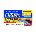 トラフル軟膏PROクイック 商品説明 『トラフル軟膏PROクイック 』 こんな口内トラブル，ありませんか？ □しみて美味しく食事がとれない □痛くてしゃべるのがつらい □気になって仕事に集中できない トラフル軟膏PROクイックの特徴 ●すぐれた効き目の抗炎症成分トリアムシノロンアセトニド（ステロイド成分）を配合。 ●患部に直接作用して炎症や痛み，はれをしずめ，つらい口内炎を治します。 ●密着して患部をカバーする軟膏タイプのお薬です。 「口内炎（アフタ性）」とは 頬の内側や舌，唇の裏側になどに，周りが赤っぽく，中央部が浅くくぼんだ白っぽい円形の痛みを伴う浅い小さな潰瘍（直径10mm未満）が1〜数個できた炎症の総称です。栄養摂取の偏り，疲労，睡眠不足，ストレス等が関与すると言われていますが，原因は明確ではありません。 口内炎予防アドバイス 　○栄養バランスのとれた食事を心がける 　○夜更かしや不規則な生活をしないようにする 　○ストレスや疲労をためないようにする 　○アルコール，たばこ，刺激物をなるべく控える 　○ガムや飴などで唾液を分泌させ，口の中の乾燥を防ぐ 　○食後は歯磨きをして口の中を清潔にする ※ メーカー様の商品リニューアルに伴い、商品パッケージや内容等が予告なく変更する場合がございます。また、メーカー様で急きょ廃盤になり、御用意ができない場合も御座います。予めご了承をお願いいたします。【トラフル軟膏PROクイック 　詳細】 100g トリアムシノロンアセトニド 0.1g 添加物として グリセリン，ゲル化炭化水素，ポリアクリル酸Na，ヒプロメロース，硬化油，カルメロースNa，l-メントール，サッカリンNa を含有。 原材料など 商品名 トラフル軟膏PROクイック 内容量 5g 販売者 ジャパンメディック株式会社 保管及び取扱い上の注意 （1）直射日光の当たらない涼しい所に密栓して保管して下さい。 （2）小児の手の届かない所に保管して下さい。 （3）他の容器に入れ替えないで下さい。（誤用の原因になったり品質が変わります） （4）表示の使用期限を過ぎた製品は使用しないで下さい。 用法・用量 1日1〜数回，適量を患部に塗布して下さい。 ＜用法・用量に関連する注意＞ 1．用法・用量を厳守して下さい。 2．小児に使用させる場合には，保護者の指導監督のもとに使用させて下さい。 3．本剤は口腔用にのみ使用し，口腔用以外には使用しないで下さい。 4．痛みが治まったら使用を終了して下さい。 5．塗布後はしばらく飲食を避けて下さい。 6．入れ歯の接着など治療以外の目的に使用しないで下さい。 トラフル軟膏PROクイックの使い方 1．本剤を使用する前に手を洗い，口をすすいできれいにして下さい。 2．本剤を，患部におおいかぶせるように塗布して下さい。 3．塗布した後は，なるべく患部をさわらないようにして下さい。 ＜チューブの開け方＞ キャップを逆向きにし，中にある突起部をチューブの口に深く差込み，穴を開けて下さい。 効果・効能 口内炎（アフタ性） ※本剤が対象とする「口内炎（アフタ性）」は，頬の内側や舌，唇の裏側などに，周りが赤っぽく，中央部が浅くくぼんだ白っぽい円形の痛みを伴う浅い小さな潰瘍（直径10mm未満）が1〜数個できた炎症の総称です。 ご使用上の注意 （守らないと現在の症状が悪化したり，副作用が起こりやすくなります）次の人は使用しないで下さい。 　（1）感染性の口内炎が疑われる人（医師，歯科医師，薬剤師又は登録販売者に相談して下さい） 　　・ガーゼなどで擦ると容易にはがすことのできる白斑が口腔内全体に広がっている人 　　　（カンジダ感染症が疑われます） 　　・患部に黄色い膿がある人（細菌感染症が疑われます） 　　・口腔内に米粒大〜小豆大の小水疱が多発している人，口腔粘膜以外の口唇，皮膚にも水疱，発疹がある人（ウイルス感染症が疑われます） 　　・発熱，食欲不振，全身倦怠感，リンパ節の腫脹などの全身症状がみられる人 　　　（ウイルス感染症が疑われます） 　（2）口腔内に感染を伴っている人 　　　（ステロイド剤の使用により感染症が悪化したとの報告があることから，歯槽膿漏，歯肉炎等の口腔内感染がある部位には使用しないで下さい） 　（3）5日間使用しても症状の改善がみられない人 　（4）1〜2日間使用して症状の悪化がみられる人 1．次の人は使用前に医師，歯科医師，薬剤師又は登録販売者に相談して下さい。 　（1）医師又は歯科医師の治療を受けている人 　（2）妊婦又は妊娠していると思われる人 　（3）授乳中の人 　（4）高齢者 　（5）薬などによりアレルギー症状を起こしたことがある人 　（6）患部が広範囲にある人 2．使用後，次の症状があらわれた場合は副作用の可能性がありますので，直ちに使用を中止し，この文書を持って医師，歯科医師，薬剤師又は登録販売者に相談して下さい。 ［関係部位：症状］ 口腔内：白斑（カンジダ感染症が疑われる），患部に黄色い膿がある（細菌感染症が疑われる） その他：アレルギー症状（気管支喘息発作，浮腫等） 3．使用後，次の症状があらわれた場合には，感染症による口内炎や他疾患による口内炎が疑われますので使用を中止し，この文書を持って医師，歯科医師，薬剤師又は登録販売者に相談して下さい。 　発熱，食欲不振，全身倦怠感，リンパ節の腫脹，水疱（口腔内以外），発疹・発赤，かゆみ，口腔内の患部が広範囲に広がる，目の痛み，かすみ目，外陰部潰瘍 ◆ 医薬品について ◆医薬品は必ず使用上の注意をよく読んだ上で、 それに従い適切に使用して下さい。 ◆購入できる数量について、お薬の種類によりまして販売個数制限を設ける場合があります。 ◆お薬に関するご相談がございましたら、下記へお問い合わせくださいませ。 株式会社プログレシブクルー　072-265-0007 ※平日9:30-17:00 (土・日曜日および年末年始などの祝日を除く） メールでのご相談は コチラ まで 広告文責 株式会社プログレシブクルー072-265-0007 商品に関するお問い合わせ 第一三共ヘルスケア株式会社 お客様相談室 　〒103-8234　東京都中央区日本橋3-14-10 　電話：0120-337-336 　受付時間：9:00〜17:00（土，日，祝日を除く） 区分 日本製・第「2」類医薬品 ■ 医薬品の使用期限 医薬品に関しては特別な表記の無い限り、1年以上の使用期限のものを販売しております。 それ以外のものに関しては使用期限を記載します。 医薬品に関する記載事項はこちら【第(2)類医薬品】トラフル軟膏 PROクイック 5g×5個セット