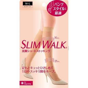 スリムウォーク 美脚ショートストッキング M-L 商品説明 『スリムウォーク 美脚ショートストッキング M-L』 ◆「スリムウォーク 」のおそと用ショートストッキングです。 ◆手軽にはけるひざ下丈で、パンツスタイルに最適。 ◆段階圧力設計で足首からふくらはぎを段階的にひきしめる。 ◆芯のポリウレタン糸にナイロン糸を二重に巻いたDCY(ダブルカバード糸)を使用。 ◆快適ストレッチ素材ライクラ(LYCRA)ファイバー使用。 ◆防菌防臭加工。(繊維上の細菌の増殖を抑制し、防臭効果を示します) ◆つま先部補強。 ◆カラー：ピュアベージュ スリムウォーク 美脚ショートストッキング M-L　詳細 原材料など 商品名 スリムウォーク 美脚ショートストッキング M-L 内容量 1足 販売者 ピップ ご使用方法 ★やぶれ、伝線を防ぐために ・ご使用前に、手足のつめやかかとをなめらかにし、指輪などをはずしてください。 ・つめを立てたり、一気に引き上げないでください。 規格概要 サイズ：M-L (ふくらはぎ36-42cm、足首21-25cm、足サイズ23-25cm) (参考サイズ：S-M (ふくらはぎ32-38cm、足首19-23cm、足サイズ22-24cm)) ※S-MとM-Lの両方に該当する場合は、足首が中央値に近い方のサイズをお選びください。 広告文責 株式会社プログレシブクルー072-265-0007 区分 日用品スリムウォーク 美脚ショートストッキング M-L