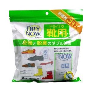 ドライナウ 靴用 3足分 商品説明 『ドライナウ 靴用 3足分』 ◆調湿効果に優れた特殊なシリカゲルに、活性炭を配合した靴専用の乾燥、脱臭剤です。 ◆大切な靴の乾燥、保存に ◆再生してくり返し使えます。 ◆通勤靴、通学靴、スポーツシューズ、ブーツの湿気やイヤなニオイを吸収し、靴の履き心地を快適にします。 ◆調湿効果により革靴等がひび割れすることがありません。 ◆湿気を吸収してもべとつかず安心して使用できます。 ドライナウ 靴用 3足分　詳細 原材料など 商品名 ドライナウ 靴用 3足分 原材料もしくは全成分 シリカゲル、活性炭 原材料もしくは全成分 乾燥剤袋・・・ポリプロピレン、ポリエステル 外装袋・・・ナイロン、ポリエステル、ポリエチレン 内容量 70g*6パック 販売者 新越化成工業 ご使用方法 (1)外袋より本品を取り出し、靴の中に入れてください。 (2)長期保存の場合はドライナウ靴用を靴の中に入れてポリ袋などで密封してください。 (3)効力が弱くなった時は、天日に半日以上当てて干してください。くり返し使えます。 (4)お取替えは開封後、約6ヶ月を目安にしてください。 (5)靴が極度にぬれている時はあらかじめ水分をふき取ってください。より効果的です。 規格概要 吸湿量・・・1足分(2袋)で約92g(気温25度、湿度80％の場合) ご使用上の注意 ・パックを破いたり、傷つけたりしないでください。 ・直接水で濡らしたり、洗ったりしないでください。 ・誤ってシリカゲルが目に入った場合は、こすらずに清水で洗い流し、医師に相談してください。 ・幼児の手の届く所に置かないでください。 ・本品は食べられません。 ・使用後は不燃物として捨ててください。 広告文責 株式会社プログレシブクルー072-265-0007 区分 日用品ドライナウ 靴用 3足分 70g*6パック ×24個セット　1ケース分