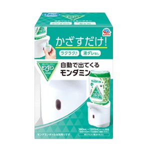 自動で出てくるモンダミン マウスウォッシュ 自動ディスペンサー 商品説明 『自動で出てくるモンダミン マウスウォッシュ 自動ディスペンサー』 ◆コップをかざすだけでモンダミン1回分が自動で出てくるマウスウォッシュ用の自動ディスペンサーです。手間なく簡単に使えます。 ◆380ml・700ml・1080ml・1300mlサイズのモンダミンに使用できます。液体歯磨き(液体はみがき)も使用できます。(モンダミンホワイトニング・NEXT歯ぐきケアシリーズを除く)。 ※モンダミンホワイトニングは研磨剤配合のため本体故障の恐れがありますのでご注意ください。 ※モンダミンNEXT歯ぐきケアシリーズは有効成分の影響でキャップが変色する恐れがありますのでご注意ください。 ◆ボトルの液ダレやベタつきがないのでマウスウォッシュ(洗口液)を衛生的に使えます。オーラルケアをもっとお手軽に、スマートに。 ◆洗面台などの水回りにも使えて、すっきり置けるコンパクトな器具。 ◆1回分の吐出量を10ml・20ml(10mlずつ2回)の2段階に調整できます。 ※モンダミンボトルは別売りです。 ◆本製品の器具は、Reckitt Benckiser HEALTH Limited のライセンスのもと、製造販売したものです。 自動で出てくるモンダミン マウスウォッシュ 自動ディスペンサー　詳細 原材料など 商品名 自動で出てくるモンダミン マウスウォッシュ 自動ディスペンサー 内容量 1個 販売者 アース製薬 101-0048 東京都千代田区神田司町2丁目12番1号 ご使用方法 ・ご使用前によく読んで正しくお使いください。また必要な時に読めるように大切に保管してください。 ★お使いいただけるモンダミン ・モンダミン ペパーミント ・モンダミン センシティブ ・モンダミン ストロングミント ・モンダミン プレミアムケアシリーズ ・モンダミン NEXT歯周ケアシリーズ ・その他のモンダミン(※モンダミンホワイトニング・NEXT歯ぐきケアシリーズを除く) ★使用できるサイズ ・380ml・700ml・1080ml・1300ml ※一部の限定品など上記以外のサイズでもご使用できるものがあります。 ( 必ずご確認ください。以下のモンダミンでは使用できません。) ・380ml未満のサイズ、600ml、1000ml、3000mlのサイズ(※ボトルに専用キャップが合わないので使えません。) ・モンダミンホワイトニング(※研磨剤が配合されており、器具本体が故障するおそれがあります。) ・モンダミンNEXT歯ぐきケアシリーズ(※有効成分の影響で専用キャップなどが変色するおそれがあります。) ★自動ディスペンサーの使用方法 (1)本体底部の電池カバーをつまみを押しながら開けてください。 (2)+-の向きに注意して、単3アルカリ電池をセットし、再び電池カバーをセットしてください。 (3)モンダミンボトルのキャップを開け、専用キャップに付け替え、しっかりと締めてください。 ※チューブの先端が液面から出た状態になりますが問題なくお使いいただけます。(チューブは切らないでください。) (4)ボトルを器具本体にセットし、カチッと音がするまでしっかり奥に押し込んでください。 ※ボトルの向きは前後どちらでも構いません。 (5)ご使用になる場所に器具本体を置き、スイッチを「20ml」に切り替えてください。 ※お好みに応じて「10ml」に設定することもできます。 ※スイッチを切り替えた時(OFF→10ml→20ml)赤い動作確認ランプが6回点滅します。使い始める際は点滅が終わってからコップをかざしてください。 (6)ノズルの下にコップをかざすと、1回分(20ml設定の場合は10mlずつ2回)が出ます。お口に含んで20〜30秒程すすいでから吐き出してください。 ※20mlに設定した場合：10mlずつ、2回に分かれて出てきます。動作終了まで手をかざしてください。 ・使い始めの1回目は洗口液が出ません。洗口液が出てくるまで数回コップをかざしてください。 ・連続して使用する場合は一度コップをセンサーから離し、再度かざしてください。 ・動作確認ランプよりも下の位置や離れたところにコップをかざすと、洗口液が出ない場合があります。 ・ガラスなどの透明・半透明のコップはセンサーが感知できないため、使えません。 セット詳細 自動ディスペンサー(器具本体)、専用キャップ、単3アルカリ電池4本、使用説明書、ステッカー ご使用上の注意 ・用途以外に使用しないでください。 ・自動ディスペンサー(器具本体)を分解しないでください。 ・完全防水ではありません。水の中に浸したり、流水にあてたりしないでください。 ・丸洗いできません。 ・高温多湿になる場所、傾いた所など不安定な場所に置かないでください。 ・ガラスなどの透明・半透明のコップはセンサーが感知できないため、使えません。 ・化粧品・医薬部外品のモンダミンシリーズをご使用いただけます(モンダミンホワイトニング、モンダミンNEXT歯ぐきケアシリーズ、モンダミン濃縮タイプは除く)。器具本体の故障を避けるため、モンダミン以外の製品を使用しないでください。 ・持ち上げたりする際は、スイッチを「OFF」にしてください。スイッチが「10ml」または「20ml」の状態で器具本体を持ち上げたり、センサー周辺に触れたりすると、センサーが感知して洗口液が出ることがあります。 ・器具本体を設置した洗面台等を掃除する際は、誤って洗口液が出てくるのを防止するため、スイッチを「OFF」にしてください。 ・長時間使用しない場合、洗口液の成分の一部がノズル付近で固まることがあります。その際は水で濡らした柔らかい布で拭き取ってください。 ・器具本体が変色するおそれがあるため、近くでは塩素系の洗剤、研磨剤を使用しないでください。 ・器具本体の標準使用期間は約3年です。ただし使用環境により、期間は多少前後する場合があります。 ・直射日光を避け、乳幼児の手の届かない所に保管してください。 原産国 中国 広告文責 株式会社プログレシブクルー072-265-0007 区分 日用品自動で出てくるモンダミン マウスウォッシュ 自動ディスペンサー　1個×5個セット