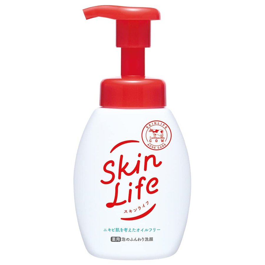 スキンライフ 薬用泡のふんわり洗顔 ポンプ付 160ml 商品説明 『スキンライフ 薬用泡のふんわり洗顔 ポンプ付 160ml』 ●簡単ふんわり泡でニキビのもとや毛穴汚れをすっきり落とし、ニキビを予防して毛穴の目立たない赤ちゃん肌に。 ●シトラスブーケの香り。 【スキンライフ 薬用泡のふんわり洗顔 ポンプ付 160ml　詳細】 原材料など 商品名 スキンライフ 薬用泡のふんわり洗顔 ポンプ付 160ml 原材料もしくは全成分 有効成分：イソプロピルメチルフェノール、グリチルリチン酸2K その他の成分：ミリスチン酸、ラウリン酸、パルミチン酸、ヤシ油脂肪酸アシルグリシンK液、ラウリルヒドロキシスルホベタイン液、ツボクサエキス、ヒアルロン酸Na-2、パパイン、ヨクイニンエキス、デキストリン、DPG、BG、PEG(400)、香料、EDTA、フェノキシエタノール、メチルパラベン、水酸化K 内容量 160ml 原産国 日本 販売者 牛乳石鹸共進社 ご使用方法 適量(ポンプ2回押し)を手にとり、顔を包み込むようにやさしく洗ってください。その後、水またはぬるま湯で充分に洗い流してください。 ご使用上の注意 ・傷、はれもの、湿疹、皮ふ炎(かぶれ、ただれ)等、皮ふ障害のある時は悪化させるおそれがありますので使用しないでください。 ・お肌に異常が生じていないかよく注意してご使用ください。 ・お肌に合わない時、使用中又は使用後、日光にあたってかぶれ、赤み、はれ、かゆみ、刺激、色抜け(白斑等)や黒ずみ等の異常が出た時は使用を中止し、皮ふ科専門医等へご相談ください。 ・目に入った時はすぐに洗い流してください。 ・乳幼児の手の届かないところに保管してください。 ・高温又は低温になる場所や直射日光のあたる場所に置かないでください。 広告文責 株式会社プログレシブクルー072-265-0007 区分 医薬部外品スキンライフ 薬用泡のふんわり洗顔 ポンプ付 160ml×24個セット　1ケース分
