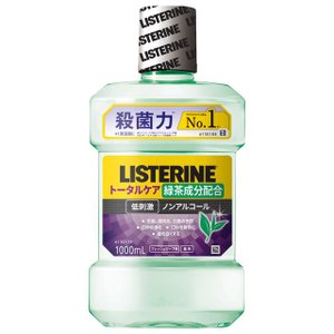 薬用リステリン トータルケア グリーンティー 低刺激 ノンアルコール 1000ml 商品説明 『薬用リステリン トータルケア グリーンティー 低刺激 ノンアルコール 1000ml』 従来の殺菌成分に加え、天然緑茶成分*配合。 虫歯予防から、口臭、ネバつき、歯肉炎、着色汚れ、口内の不快感まであらゆるお口のトラブルをケア。 フレッシュリーフフレーバーで、味や刺激の強さの懸念を解決し、マウスウォッシュ初めての方にもピッタリ。 *チャエキス(1)(清涼剤) 【薬用リステリン トータルケア グリーンティー 低刺激 ノンアルコール 1000ml　詳細】 原材料など 商品名 薬用リステリン トータルケア グリーンティー 低刺激 ノンアルコール 1000ml 原材料もしくは全成分 （湿潤剤）ソルビット液（溶剤）プロピレングリコール（着香剤）香料 ≪緑茶ミントタイプ≫（溶解補助剤）ポリオキシエチレンポリオキシプロピレングリコール、ラウリル硫酸ナトリウム（pH調整剤）安息香酸（保存剤）安息香酸ナトリウム（清涼剤）l-メントール、チャエキス（1）（矯味剤）サッカリンナトリウム、スクラロース（薬用成分）イソプロピルメチルフェノール（着色剤）黄203、緑3 製造国 タイ 販売者 ジョンソン・エンド・ジョンソン株式会社　お客様相談室 0120‐101110 ご使用方法 適量を30秒ほど口に含み、ブラッシングしてください。 6歳以上〜12際未満の場合は約10mL、12歳以上の場合は約20mL、1日2回の使用をお勧めします。 ご使用上の注意 ●内服液ではありません。飲まないでください。 ●ポリオキシエチレンポリオキシプロピレングリコール含有。使用中にじんましん、息苦しさなどの異常があらわれた場合には直ちに使用を中止し、医師又は薬剤師に相談する。特にアレルギー体質の人や、薬などで発疹などの過敏症状を経験したことがある人は、十分注意して使用する。 ●本剤又は本剤の成分によりアレルギーを起こしたことがある人は使用しない。 ●飲み込んだり、発疹、かゆみ等の異常が現れた場合は使用を中止し、医師に相談する。 ●強い光や直射日光のあたる場所に長時間置かない。日光等の光の影響により色が変化する場合がありますが、品質には問題ありません。 ●乳幼児の手の届かないところに保管する。 ●推奨使用年齢：6歳以上(6歳未満の使用には適しません) 広告文責 株式会社プログレシブクルー072-265-0007 区分 洗口液薬用リステリン トータルケア グリーンティー 低刺激 ノンアルコール 1000ml　×5個セット