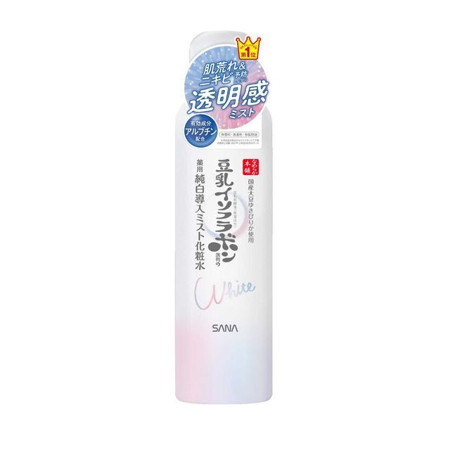 サナ なめらか本舗 マイクロ純白ミスト化粧水 150g 商品説明 『サナ なめらか本舗 マイクロ純白ミスト化粧水 150g』 豆乳発酵液（保湿成分）豆乳イソフラボン含有の薬用純白導入ミスト化粧水。 簡単ワンプッシュ。 毛穴より細かいマイクロミストがシューッと浸透※1！ 肌荒れ＆ニキビ予防しながら透明感のある肌に。 シミ・そばかす対策※2乾燥対策、肌荒れを防ぐ、ニキビを防ぐ、日焼け後のほてりを防ぐ。 国産大豆ゆきぴりか使用、豆乳発酵液（保湿成分）×高純度アルブチン（美白※2有効成分）×グリチルリチン酸ジカリウム（肌荒れ防止成分） 大豆由来の浸透※1成分（水酸化大豆リン脂質：保湿成分） ビタミンC・E誘導体（dl−α−トコフェロール 2−L−アスコルビン酸リン酸ジエステルカリウム塩：保湿成分） ※1 角層まで ※2 メラニンの生成を抑え、シミ、そばかすを防ぐ 【サナ なめらか本舗 マイクロ純白ミスト化粧水 150g　詳細】 原材料など 商品名 サナ なめらか本舗 マイクロ純白ミスト化粧水 150g 原材料もしくは全成分 【有効成分】 アルブチン、グリチルリチン酸ジカリウム 【その他の成分】 水、BG、濃グリセリン、豆乳発酵液、水酸化大豆リン脂質、dl‐α‐トコフェロール 2‐L‐アスコルビン酸リン酸ジエステルカリウム塩、ダイズエキス、エタノール、クエン酸、クエン酸Na、グリセリンモノ2‐エチルヘキシルエーテル、トリメチルグリシン、窒素、フェノキシエタノール 販売者 常盤薬品工業株式会社 お客さま相談室 電話…0120‐081‐937 受付時間　平日9：00〜17：00（土・日・祝日はお休み） ご使用上の注意 ●お肌に異常が生じていないかよく注意して使用してください。 ●傷・はれもの・しっしん等異常のあるときは、お使いにならないでください。 ●使用中、または使用後日光にあたって、赤み・はれ・かゆみ・刺激・色抜け（白斑等）や黒ずみ等の異常があらわれたときは、 使用を中止し、皮フ科専門医等にご相談されることをおすすめします。そのまま化粧品類の使用を続けますと悪化することがあります。 ●目に入らないようにご注意ください。目に入ってしまった場合は、こすらずすぐに洗い流してください。 広告文責 株式会社プログレシブクルー072-265-0007 区分 化粧品サナ なめらか本舗 マイクロ純白ミスト化粧水 150g×20個セット　