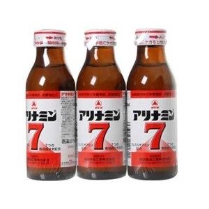 アリナミン製薬 アリナミン7 100mL×3本 商品説明 『アリナミン製薬 アリナミン7 100mL×3本 』 ビタミンB1誘導体「フルスルチアミン塩酸塩」 を配合した100mLドリンク剤です。 7つの有効成分が、疲労の回復・予防に効果を発揮します。 スイート系の香りで、ほどよい甘さののみやすいドリンク剤です。 疲労の回復・予防 体力、身体抵抗力または集中力の維持・改善 日常生活における栄養不良に伴う身体不調の改善・予防 肩、首、腰または膝の不調 疲れやすい、疲れが残る、体力がない、身体が重い、身体がだるい 二日酔いに伴う食欲の低下、だるさ 目の疲れ 病中病後の体力低下時、発熱を伴う消耗性疾患時、食欲不振時、妊娠授乳期または産前産後等の栄養補給 【アリナミン製薬 アリナミン7 100mL×3本 　詳細】 1本（100mL）中 フルスルチアミン塩酸塩（ビタミンB1誘導体） 2.5mg リボフラビン（ビタミンB2） 2mg ピリドキシン塩酸塩（ビタミンB6） 10mg ニコチン酸アミド 25mg L-アスパラギン酸ナトリウム水和物 125mg タウリン（アミノエチルスルホン酸） 1,000mg 無水カフェイン 50mg 原材料など 商品名 アリナミン製薬 アリナミン7 100mL×3本 原材料もしくは全成分 添加物として 転化型液糖（白糖・果糖・ブドウ糖）、クエン酸水和物、DL-リンゴ酸、安息香酸Na、パラベン、香料、エタノール、グリセリン、プロピレン 販売者 アリナミン製薬 ご使用方法 15歳以上は1日1回1ビン（100mL）を服用してください 広告文責 株式会社プログレシブクルー072-265-0007 区分 医薬部外品アリナミン製薬 アリナミン7 100mL×3本 　×5個セット