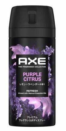アックス プレミアムフレグランス パープルシトラス メンズ フレグランススプレー 商品説明 『アックス プレミアムフレグランス パープルシトラス メンズ フレグランススプレー』 ◆3X 香水を超えた※1 フレグランス ◆ニオイを吸着して、上質な香りをまとう。AXEのプレミアムフレグランスシリーズ。 ◆Zinc※2シールドニオイ吸着テクノロジー採用！男性の気になるニオイを徹底吸着！ ◆天然エッセンシャルオイル(香り成分)配合。 ◆調香師が開発した、自然に香る上質なフレグランス ◆レモンとラベンダーの香り パープルシトラスデザイン ニオイをケアして、上質な香りをまとう。 ◆よく振った後、胸や首筋、手首、腕などにスプレーしてご使用ください。首から下の全身にお使い頂けます。 ※1 香水容器と比べて広範囲へ噴霧しやすい ※2 ネオデカン酸亜鉛(ニオイ吸着剤) アックス プレミアムフレグランス パープルシトラス メンズ フレグランススプレー　詳細 原材料など 商品名 アックス プレミアムフレグランス パープルシトラス メンズ フレグランススプレー 原材料もしくは全成分 LPG、変性アルコール、ネオデカン酸亜鉛、香料、ミリスチン酸イソプロピル 内容量 70g 販売者 ユニリーバ 販売名アックスPFボディスプレーPC ご使用方法 ・よく振った後、胸や首筋、手首、腕などにスプレーしてご使用ください。首から下の全身にお使い頂けます。 ・肌から15cm以上離してスプレーしてください。 ・上向きでご使用ください。 ご使用上の注意 ・同じ箇所に連続して3秒以上スプレーしない。凍傷等のおそれがある。 ・顔や粘膜への使用は避け、除毛・脱毛直後や傷・はれもの・湿疹等、異常があるときは使用しない。 ・使用中または使用後にお肌に異常が現れたときは、使用を中止して皮ふ科医等に相談する。 ・目に入ったときは、すぐに水で洗い流す。 ・直接吸い込まないように注意する。 ・換気のよいところで使用する。 ・長時間にわたるスプレーはしない。 ・子供の手の届くところには置かない。 ・喫煙中に使用しない。 ・衣類につくとシミになることがあるので、肌に直接スプレーする。 ・直射日光のあたる肌につけると、まれにかぶれたり、シミになることがあるので、注意する。 原産国 タイ 広告文責 株式会社プログレシブクルー072-265-0007 区分 化粧品ユニリーバ アックス プレミアムフレグランス パープルシトラス メンズ フレグランススプレー(70g)
