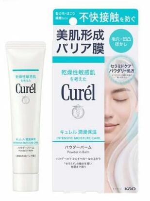 キュレル 潤浸保湿 パウダーバーム 商品説明 『キュレル 潤浸保湿 パウダーバーム』 ◆365日、調子のいい肌のために ◆キュレル 潤浸保湿 ◆パウダーバーム ◆「不快接触」から保護しながら、素肌を心地よく保ちたい。乾燥性敏感肌に。 ◆美肌形成バリア膜 「不快接触」から守りながら美肌仕上げ※1メイクアップ効果 ◆セラミドケア*パウダリー処方で、素肌でいるより肌にいい。 *「セラミド」の働きを補い、潤いを与える ◆潤い成分(セラミド機能成分※2、ユーカリエキス)配合。潤いを補給して乾燥を防ぎます。 ※2セチルPGヒドロキシエチルパルミタミド ◆さらさらすべすべなバリア膜が、髪の毛などの「不快接触」や摩擦から肌を保護します。 ◆毛穴をぼかして肌をなめらかに整え、美肌に仕上げます※1。化粧のりもアップ。 ◆パウダー配合処方。 汗・皮脂を吸収し肌のベタつきを抑え、化粧崩れも防ぎます。 ◆塗った直後から、さらすべな仕上がりへ。 キュレル 潤浸保湿 パウダーバーム　詳細 原材料など 商品名 キュレル 潤浸保湿 パウダーバーム 原材料もしくは全成分 成分：ジメチコン、シリカ、硫酸Ba、水添ポリイソブテン、BG、グリセリン、スクワラン、(ジメチコン／ビニルジメチコン)クロスポリマー、水、DPG、セチルPGヒドロキシエチルパルミタミド、パルミチン酸デキストリン、ユーカリ葉エキス、(ジメチコン／(PEG-10／15))クロスポリマー、ヒドロキシウンデカン酸、プルラン、コレステロール(羊毛)、ステアロイルメチルタウリンNa、PEG-60水添ヒマシ油、コハク酸、酸化亜鉛 内容量 34g 販売者 花王 販売名Curelスキンケアパウダーバーム ご使用方法 ・化粧水や乳液／フェイスクリームなどで肌を整えた後、スキンケアの最後にお使いください。紫外線対策時は、本品の後にUVカット品をお使いください。 ・適量(長さ約2cm)をとり、顔の5か所(両ほお・ひたい・鼻・あご)にのせます。 ・指のはらで円を描くように広げ、顔の中心から外に向かってていねいになじませます。 ・特に、髪の毛などの接触が気になる部分への使用もおすすめです。 ・眉毛に残ると白くなる場合があるので、注意してなじませてください。 ・ご使用後は手を洗うことをおすすめします。手が滑りやすくなったり、触れたものが白くなることがあります。 ・使い始めは中身が出にくい場合があります。チューブの中央をしっかり押してください。 ・ご使用後はキャップをきちんとしめてください。 ご使用上の注意 ・傷、はれもの、湿疹等異常のある所には使わない ・肌に異常が生じていないかよく注意して使う。肌に合わない時、使用中に赤み、はれ、かゆみ、刺激、色抜け(白斑等)や黒ずみ等の異常が出た時、直射日光があたって同様の異常が出た時は使用を中止し、皮フ科医へ相談する。使い続けると症状が悪化することがある ・目に入らないよう注意し、入った時は、すぐに充分洗い流す。異常が残る場合は、眼科医に相談する ・剤にパウダーが入っているので、つけた後の肌が衣服等にふれると白くなる場合がある ・衣服等について白くなった場合は、洗剤でていねいにつまみ洗いする ・子供や認知症の方などの誤食等を防ぐため、置き場所に注意する 原産国 日本 広告文責 株式会社プログレシブクルー072-265-0007 区分 化粧品花王 キュレル 潤浸保湿 パウダーバーム(34g)×3個セット
