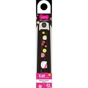 貝印 キティ　和風ニュースタンダードツメキリ　M 商品説明 『貝印 キティ　和風ニュースタンダードツメキリ　M』 キティと和のモチーフを組み合わせたニュースタンダードツメキリ。切った爪が飛び散りにくいストッパーケース付きです。 【貝印 キティ　和風ニュースタンダードツメキリ　M　詳細】 原材料など 商品名 貝印 キティ　和風ニュースタンダードツメキリ　M 原材料もしくは全成分 【刃部】ステンレス刃物鋼【テコ】強化ナイロン【カバー】ABS樹脂【ストッパー】ポリプロピレン【ヤスリ】ステンレススチール 販売者 貝印株式会社 東京都千代田区岩本町3-9-5 K．A．I．ビル 0120-016-410 ご使用方法 1.爪は中央から切っていきます。 まず、爪の中央を確認します。 2.爪先の中央部を指の先端と同じ高さに切ります。 3.爪の切り口（切断面）が直角になるようツメキリの刃を合わせます。 4.爪先の中央部から左右バランスよく少しずつ切ります。 ご使用上の注意 乳幼児の手の届かない安全な場所で保管してください。 水気や汚れはティッシュペーパー等でよくふきとって収納してください。 広告文責 株式会社プログレシブクルー072-265-0007 区分 日用品貝印 キティ　和風ニュースタンダードツメキリ　M×5個セット　