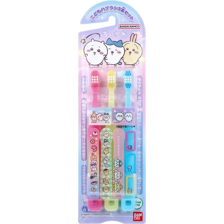 バンダイ　こどもハブラシ ちいかわ 3本セット 商品説明 『バンダイ　こどもハブラシ ちいかわ 3本セット 』 ●安心の「日本製」。 ●歯グキを痛めない丸い毛先。 ●奥歯まで磨きやすい先の丸い薄さ約4.5mmのコンパクトヘッド。 ●お子様が握りやすく、保護者の方が仕上げ磨きしやすい太いグリップ。 ●正しい握り方がわかりやすい親指ストッパー。 ●ハブラシに貼るデザインシール3枚とお好きなところに貼っていただけるおまけシール2枚が付いています。 ●外出先や学校で使用する際にお使いいただける、書いた名前が落ちないように保護するお名前保護シール付き。 ●3才以上。 【バンダイ　こどもハブラシ ちいかわ 3本セット 　詳細】 原材料など 商品名 バンダイ　こどもハブラシ ちいかわ 3本セット 内容量 3本セット 製造国 日本 販売者 バンダイ 広告文責 株式会社プログレシブクルー072-265-0007 区分 衛生用品バンダイ　こどもハブラシ ちいかわ 3本セット×5個セット