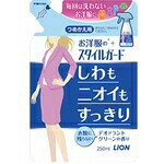 お洋服のスタイルガード しわもニオイもすっきりスプレー つめかえ用 250mL 商品説明 『お洋服のスタイルガード しわもニオイもすっきりスプレー つめかえ用 250mL 』 ◆お洗濯やクリーニングが頻繁にできないお洋服の気になるシワを取り除きます。 ◆衣類についた汗やタバコ、焼肉のニオイもすっきり消臭 ◆抗菌・防臭効果で汗のニオイの発生を抑えます。 ◆除菌効果で衣類を清潔に保ちます。 ◆さわやかなデオドラントグリーンの香り。衣類に香りは残りません。 ◆詰め替え用 ※汚れ落ち効果はありません。 お洋服のスタイルガード しわもニオイもすっきりスプレー つめかえ用 250mL 　詳細 原材料など 商品名 お洋服のスタイルガード しわもニオイもすっきりスプレー つめかえ用 250mL 内容量 250mL 販売者 ライオンハウスホールド 広告文責 株式会社プログレシブクルー072-265-0007 区分 日用品お洋服のスタイルガード しわもニオイもすっきりスプレー つめかえ用 250mL ×24個セット　1ケース分