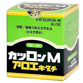 カツロンM アロエキダチ 粒状 商品説明 『カツロンM アロエキダチ 粒状』 根コンブ・アロエ・クコ・イチョウ葉・朝鮮人参・クマザサ・カキガラ・ハトムギの天然素材を、100%の栄養効果を出すために自然の形のままで顆粒状にした髪と健康のための総合健康食品です。最初は、6ヶ月ぐらいを目標にしてお飲み頂き、続けてお飲みになることをおすすめします。発売以来好評で、現在も愛飲されているロングライフの商品です。 栄養成分表 (100gあたり) 粗蛋白 12.0g 粗脂肪 2.7g 炭水化物（糖質） 50.6g 炭水化物（粗繊維） 8.7g 灰分 20.8g カルシウム 2.7g 鉄 46.4mg ビタミンA効 210IU ビタミンB 10.12mg ビタミンC 2.0mg ビタミンE 5.15mg 葉緑素 440mg ヨウ素 1200PPM 保存料（ソルビン酸） 検出せず 着色料（タール色素） 検出せず 原材料など 商品名 カツロンM アロエキダチ 粒状 原材料 根コンブ、アロエ（キダチ）、クコ（葉）、イチョウ葉、朝鮮人参、クマザサ、カキガラ（カルシウム）、ハトムギ 内容量 150g 販売者 カツロン 広告文責 株式会社プログレシブクルー072-265-0007 区分 健康食品カツロンM アロエキダチ 粒状　600粒　