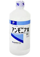 ケンエー アンモニア水 500ml 商品説明 『ケンエー アンモニア水 500ml』 虫さされ、虫さされによるかゆみや、気付けなどにご利用ください。※ メーカー様の商品リニューアルに伴い、商品パッケージや内容等が予告なく変更する場合がございます。また、メーカー様で急きょ廃盤になり、御用意ができない場合も御座います。予めご了承をお願いいたします。【ケンエー アンモニア水 500ml　詳細】 原材料など 商品名 ケンエー アンモニア水 500ml 成分（1ml中） 日局アンモニア水1mL含有 内容量 500ml 保管及び取扱い上の注意 ・直射日光の当たらない涼しい場所（30℃以下）に密栓して保管してください。（揮発性の有効成分を含有しています。） ・小児の手の届かない所に保管してください。 ・他の容器に入れ替えないでください。（誤用の原因になったり品質が変わることがあります。 ・使用期限を過ぎた製品は使用しないでください。 製造販売元 健栄製薬株式会社 用法・用量 ・5-10倍に希釈して患部に軽く塗布してください。 ・気付けには、かるく臭いをかがせてください。 効果・効能 虫さされ、虫さされによるかゆみ、気付け ご使用上の注意 してはいけないこと（守らないと現在の症状が悪化したり、副作用が起こりやすくなります。） 次の部位には使用しないでください。 ・目の周囲、粘膜（口唇等） ・傷口、ただれ、かぶれ 相談すること 次の人は使用前に医師または薬剤師に相談してください。 ・本人または家族がアレルギー体質の人。 ・薬によりアレルギー症状を起こしたことがある人。 ・湿潤やただれのひどい人。 次の場合は、直ちに使用を中止し、この製品を持って医師または薬剤師に相談してください。 ・使用後、皮膚に発赤、はれ、灼熱感の症状があらわれた場合。 お問い合わせ先 大阪市中央区伏見町2丁目5番8号 06（6231）5626 広告文責 株式会社プログレシブクルー072-265-0007 区分 日本製・第3類医薬品 ■ 医薬品の使用期限 医薬品に関しては特別な表記の無い限り、1年以上の使用期限のものを販売しております。 それ以外のものに関しては使用期限を記載します。 医薬品に関する記載事項はこちら【第3類医薬品】ケンエー　アンモニア水P 500ml×3個セット