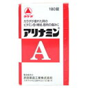 ■ 3個セットはコチラ＞＞■ 5個セットはコチラ＞＞■ 10個セットはコチラ＞＞■ 20個セットはコチラ＞＞アリナミンA 商品説明 『アリナミンA 』 ●アリナミンAは，「タケダ」が開発したビタミンB1誘導体 フルスルチアミンを配合し，毎日の生活の中で感じる，カラダが「だるい」「重い」といった疲れにすぐれた効果をあらわします。 ●補酵素（コエンザイムA）となってエネルギーの産生に重要な働きをするパントテン酸カルシウムとフルスルチアミン，ビタミンB2，ビタミンB6を配合し，三大栄養素（脂質，タンパク質，糖質）を効率よくエネルギーに変える助けをするので，疲れたカラダにすぐれた効果をあらわします。 ●服用しやすい黄色の糖衣錠です。 【アリナミンA 　詳細】 3錠中 フルスルチアミン 100mg ピリドキシン塩酸塩 20mg シアノコバラミン 60μg リボフラビン 12mg パントテン酸カルシウム 15mg 添加物として 乳酸カルシウム水和物，部分アルファー化デンプン，ヒプロメロース(ヒドロキシプロピルメチルセルロース)，セルロース，乳糖水和物，ヒドロキシプロピルセルロース，ステアリン酸マグネシウム，トウモロコシデンプン，エリスリトール，酸化チタン，アラビアゴム，炭酸カルシウム，タルク，白糖 を含有。 原材料など 商品名 アリナミンA 内容量 180錠 販売者 武田薬品工業（株） 保管及び取扱い上の注意 （1）直射日光の当たらない湿気の少ない涼しい所に密栓し，箱に入れて保管すること。 （2）小児の手の届かない所に保管すること。 （3）他の容器に入れ替えないこと（誤用の原因になったり品質が変わる）。 （4）ビンの中の詰め物は，フタをあけた後はすてること（詰め物を再びビンに入れると湿気を含み品質が変わるもとになる。詰め物は，輸送中に錠剤が破損するのを防止するためのものである）。 （5）服用のつどビンのフタをしっかりしめること（吸湿し品質が変わる）。 （6）使用期限を過ぎた製品は服用しないこと。 （7）箱とビンの「開封年月日」記入欄に，ビンを開封した日付を記入すること。 （8）一度開封した後は，品質保持の点から開封日より6ヵ月以内を目安になるべくすみやかに服用すること。 用法・用量 次の量を，食後すぐに水またはお湯で，かまずに服用すること。 ［年齢：1回量：1日服用回数］ 15歳以上：1〜3錠：1回 11歳〜14歳：1〜2錠：1回 7歳〜10歳：1錠：1回 7歳未満：服用しないこと （1）小児に服用させる場合には，保護者の指導監督のもとに服用させること。 （2）用法・用量を厳守すること。 効果・効能 次の場合のビタミンB1の補給：肉体疲労時，妊娠・授乳期，病中病後の体力低下時。 次の諸症状※の緩和：筋肉痛・関節痛（腰痛，肩こり，五十肩など），神経痛，手足のしびれ，便秘，眼精疲労。 脚気※ ただし，これらの症状※について，1ヵ月ほど使用しても改善がみられない場合は，医師又は薬剤師に相談すること。 ご使用上の注意 1．次の場合は，直ちに服用を中止し，この文書を持って医師または薬剤師に相談すること 　（1）服用後，次の症状があらわれた場合 ［関係部位：症状］ 皮ふ：発疹・発赤，かゆみ 消化器：悪心・嘔吐，口内炎 　（2）1ヵ月位服用しても症状がよくならない場合 2．次の症状があらわれることがあるので，このような症状の継続または増強が見られた場合には，服用を中止し，医師または薬剤師に相談すること 　軟便，下痢 広告文責 株式会社プログレシブクルー072-265-0007 商品に関するお問い合わせ 会社名：武田薬品工業株式会社 住所：〒103-8668　東京都中央区日本橋二丁目12番10号 問い合わせ先：ヘルスケアカンパニー「お客様相談室」 電話：0120-567087 受付時間：9：00〜17：00（土，日，祝日を除く） 区分 日本製・第3類医薬品 ■ 医薬品の使用期限 医薬品に関しては特別な表記の無い限り、1年以上の使用期限のものを販売しております。 それ以外のものに関しては使用期限を記載します。 医薬品に関する記載事項はこちらアリナミンA 　180錠