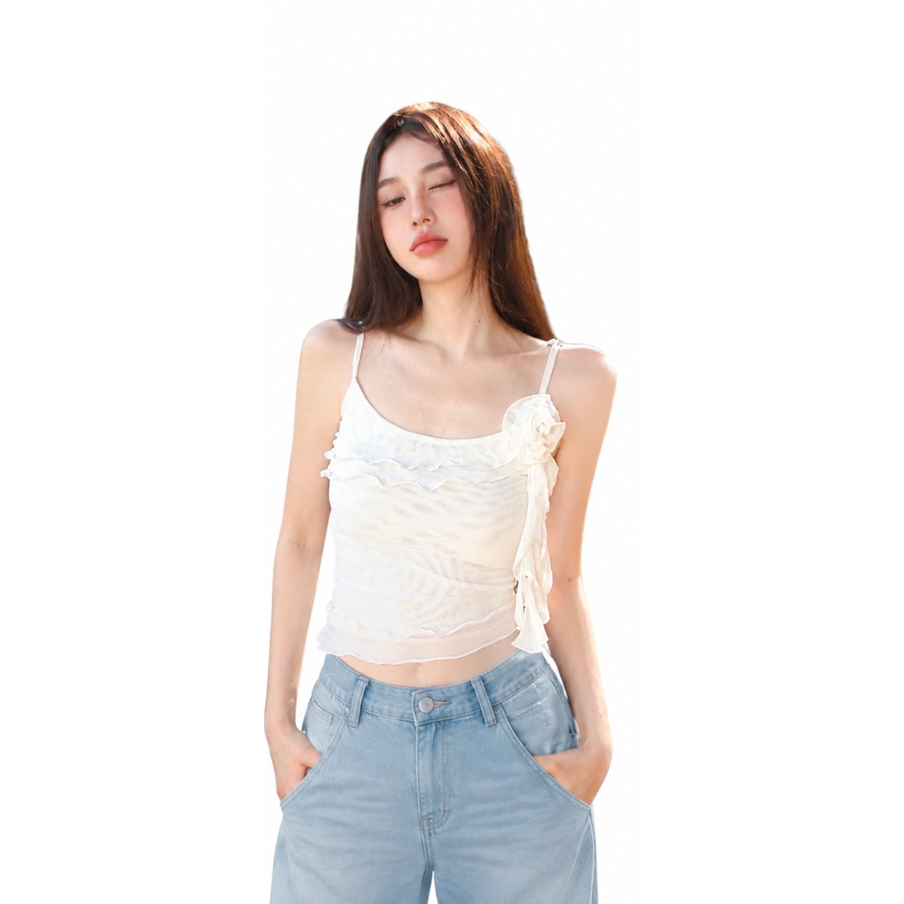 　　　 ◆◇◆売れている秘密◆◇◆ [S] バスト:86 着丈:51 / [M] バスト:90 着丈:52 / [L] バスト:94 着丈:53 【華やかな立体フラワーデザイン】胸元に施された繊細な立体フラワーが目を惹くキャミソール レディースです。透け感のあるチュール トップスを重ねたようなデザインで、女性らしい柔らかな雰囲気を演出。シンプルながらもディテールにこだわった一着で、いつものコーデに華やかさをプラスします。 【レイヤードも一枚着も決まる】これからの季節に欠かせないノースリーブ トップスとして、カーディガンのインナーとしても優秀です。春先は重ね着スタイルで、夏本番は一枚でメインのキャミソールとして活躍。トレンドの韓国風スタイルや、きれいめカジュアルなど幅広いスタイリングに対応可能です。 【快適な着用感とスッキリ見え】肌触りの良い素材を採用したタンクトップは、一日中快適に過ごせます。程よくボディラインにフィットするシルエットが、女性らしいラインを強調。肩紐の細いインナー キャミソールはデコルテを綺麗に見せ、ヘルシーな肌見せスタイルを美しく叶えてくれます。 【細部までこだわったディテール】裾や胸元に施されたフリル トップスが、動くたびに軽やかに揺れてフェミニンな印象を与えます。シアー キャミソールの透け感と立体的な装飾の組み合わせにより、単色でも表情豊かな仕上がりに。丁寧な作りで、日常使いから特別な日まで幅広く愛用いただけます。 　　　◆◇◆注意事項◆◇◆ご覧のモニターの環境、撮影環境により実物と色味が異なって見える場合がございます。湿った状態で他のものと擦り合わせると色が移る恐れがあります。濃色品の洗濯時は、白色、淡色と分けて洗ってください。説明 【商品紹介】 ◆[S] バスト:86 着丈:51 / [M] バスト:90 着丈:52 / [L] バスト:94 着丈:53 ◆【華やかな立体フラワーデザイン】胸元に施された繊細な立体フラワーが目を惹くキャミソール レディースです。透け感のあるチュール トップスを重ねたようなデザインで、女性らしい柔らかな雰囲気を演出。シンプルながらもディテールにこだわった一着で、いつものコーデに華やかさをプラスします。 ◆【レイヤードも一枚着も決まる】これからの季節に欠かせないノースリーブ トップスとして、カーディガンのインナーとしても優秀です。春先は重ね着スタイルで、夏本番は一枚でメインのキャミソールとして活躍。トレンドの韓国風スタイルや、きれいめカジュアルなど幅広いスタイリングに対応可能です。 ◆【快適な着用感とスッキリ見え】肌触りの良い素材を採用したタンクトップは、一日中快適に過ごせます。程よくボディラインにフィットするシルエットが、女性らしいラインを強調。肩紐の細いインナー キャミソールはデコルテを綺麗に見せ、ヘルシーな肌見せスタイルを美しく叶えてくれます。 ◆【細部までこだわったディテール】裾や胸元に施されたフリル トップスが、動くたびに軽やかに揺れてフェミニンな印象を与えます。シアー キャミソールの透け感と立体的な装飾の組み合わせにより、単色でも表情豊かな仕上がりに。丁寧な作りで、日常使いから特別な日まで幅広く愛用いただけます。 【洗濯の注意事項】 ★洗濯機洗い可/手洗い可
