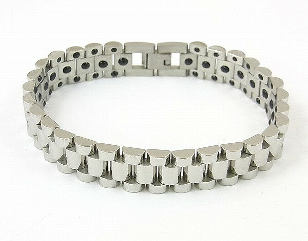 ※ご注意下さい※ こちらはアウトレット商品になります。 germanium bracelet ゲルマニウムブレスレット ゲルマニウムを含有した素材で、 ファッション性を重視したブレスレットに仕上げました。 訳ありの理由ですが、 今回のゲルマニウムブレスレットは専用ケースに入っていません。 お届の場合は、エアーパッキンに包んでお届致します。 また、こちらの商品はサイズ調整ができません。 サイズをお確かめの上お買い求め下さいませ。 それなりの理由があるのですが、効果・効能を書くと、 薬事法に抵触をするので説明を省きますが、 一度、ご購入いただいた方は、皆さん手放せなくなっています。 ゲルマニウムの効果効能につきましては、 薬事法に抵触しますので掲載は出来ません。 ご理解を賜ります様よろしくお願い致します。 サイズ 長さ 21.2cm 幅1.2cm 厚さ0.3cm （調整不可） 重量 約45g 素材・材質 ステンレススチール ゲルマニウム（粒）88粒 付属品 なし 箱 包装 化粧箱は有料で200円になります。 プレゼント用に包装致しますので ご遠慮なくお申し付け下さいませ(＾_＾) 【ご使用方法】 手、足、首に装着してください。 複数ご使用になられることをおすすめします。 【使用上の注意】 ・幼児の手の届かない所に保管して下さい ・異常を感じたときには使用をおやめ下さい。 ・多少の変色する場合がありますが、品質に問題はありません 【ご注意】 水仕事・水泳・お風呂等では当ゲルマニウムアクセサリーは必ず取り外してください。 装着したまま利用されますとゲルマニウム粒が剥がれ落ちる原因となります。