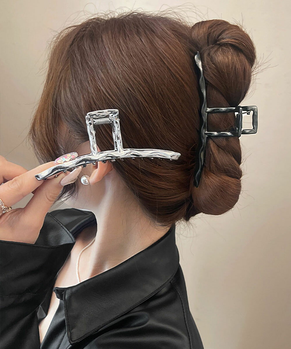 ■商品の特徴おしゃれ ヘアアクセサリー 大きめ 大人女性 可愛い 簡単髪留め ゴージャス シンプル 韓国ファッションスマートで洗練されたデザインと品の良いルックスが大人らしい雰囲気を演出するバンスクリップ存在感のある大きめサイズで、シンプルなまとめ髪にも立体感と華やかさをプラス時間をかけずにおしゃれを楽しめるので、忙しい朝や急なお出かけにも便利■詳細説明素材:合金カラー：ブラック/シルバーサイズ長さ:約12cm 高さ:約5cm 幅:約3.5cm生産国：中国■その他説明※包装に関しての注意点：こちらの商品は激 安で販売しているため、化粧箱は付いていませんが、商品に傷付かないよう簡易包装で発送とさせていただきます。※海外輸入品のため、商品の細部仕様は多少異なる場合がございます。予めご了承の上、ご注文お願い致します。メーカー希望小売価格はメーカーカタログに基づいて掲載しています