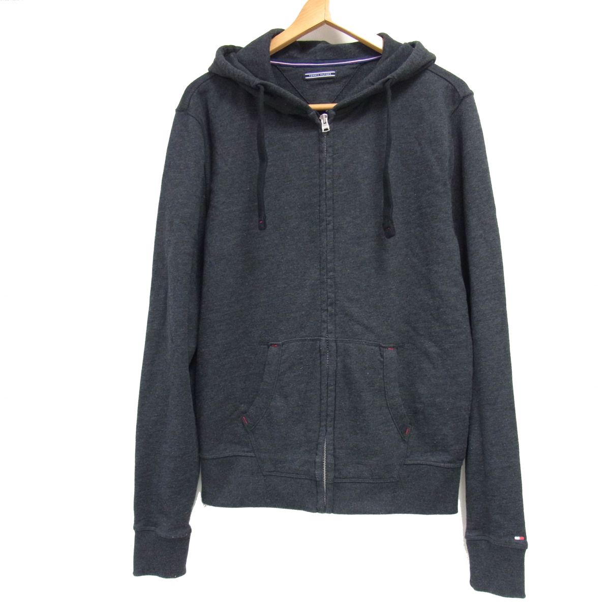 商品説明文 ブランド TOMMY HILFIGER（トミーヒルフィガー） サイズ表記 S サイズ（実寸） 着丈67cm、身幅50cm、肩幅46cm、袖丈73cm （背面から採寸しています。多少の誤差はご了承下さい。） カラー チャコールグレー 素材 綿60％、ポリエステル40％リブ　綿6％、ポリエステル36％、ポリウレタン3％ 備考 トミーヒルフィガーの定番ジップアップスウェットパーカーです。着回し力抜群の落ち着いたチャコールグレーカラーのボディに、左袖口にあしらわれたブランドの象徴である「フラッグロゴ刺繍」がさりげないアクセントになっています。ライトアウターとしてサッと羽織るのにも、ジャケットやコートのインナーとしてもロングシーズン大活躍します。 （株)ナイガイの正規品です。 コンディションランク A ※下表のランク表をご確認ください。 コンディション追記 - ランク表 N 新品・未使用品 / 新品・新古品・未使用品 S 未使用品に近い極美品 / 試着のみ〜数回の使用でほぼ新品に近いUSED品 AA 美品 / 使用感・着用感が少なく、全体的に程度の良いキレイなUSED品 A 良品 / 多少の使用感・着用感はあるが、それ以外問題のない良い状態のUSED品 B やや傷や汚れあり / 汚れやスレなどの使用感・着用感はあるが、まだまだ使用可能な状態のUSED品 C 傷や汚れあり / ランクBよりも使用感・着用感の目立つUSED品 D 全体的に状態が悪い / 全体にダメージあり・またはジャンク品など使用に支障をきたすUSED品 送料 無料です　 ▼お支払い・発送について▼ ■お支払いについて■ お支払いはクレジットカード、楽天バンク決済、銀行振込がご利用いただけます。 ※クレジットカードのセキュリティはSSLというシステムを利用しております。カード番号は暗号化されて安全に送信されますので、どうぞご安心ください。 送料は無料です※「佐川急便」で発送いたします ※沖縄・離島地域のみ「ゆうパック」となります。 ■配送について■ ・楽天バンク決済、銀行振込　⇒14時までにご入金確認できた場合、当日発送いたします。 14時以降の場合は、翌営業日の出荷となります。 ・クレジット　⇒14時までにご注文、カード承認がおりた場合は、当日発送いたします。 14時以降の場合は、翌営業日の出荷となります。 ▼その他のご注意事項▼ ■ユーズドの特性上、説明しきれない薄汚れ・細かいホツレ等がある場合が考えられます。 サイズの間違い、大きなダメージの記載漏れなど、明らかな当方のミス以外は、ご購入後のキャンセル・返品はお受けできませんので、 ユーズド商品にご理解のある方にお願いします。 ■オークション画像内に使用しております備品（シューキーパー・ハンガー）につきましては、出品商品ではありません。 附属品がある場合は、説明内に記載しておりますので、ご参照ください。 ▼最後に▼ 最後までお読み頂きありがとうございます。 お客様にご満足頂けるようなお取引きを心がけております。 出品商品及びお取引方法にご不明な点がございましたら、ご遠慮なくお問い合わせください。 ■販売責任者■(株)BLUE代表 森田浅巳 ■古物商第621071701315号(大阪府公安委員会) ■登録番号 T9120001120529■所在地■大阪市住吉区長居東1-7-15-2F ■電話番号06−6609−5774(担当モリタ）【営業時間】　平日 10:00〜18:00（土日祝 定休日）