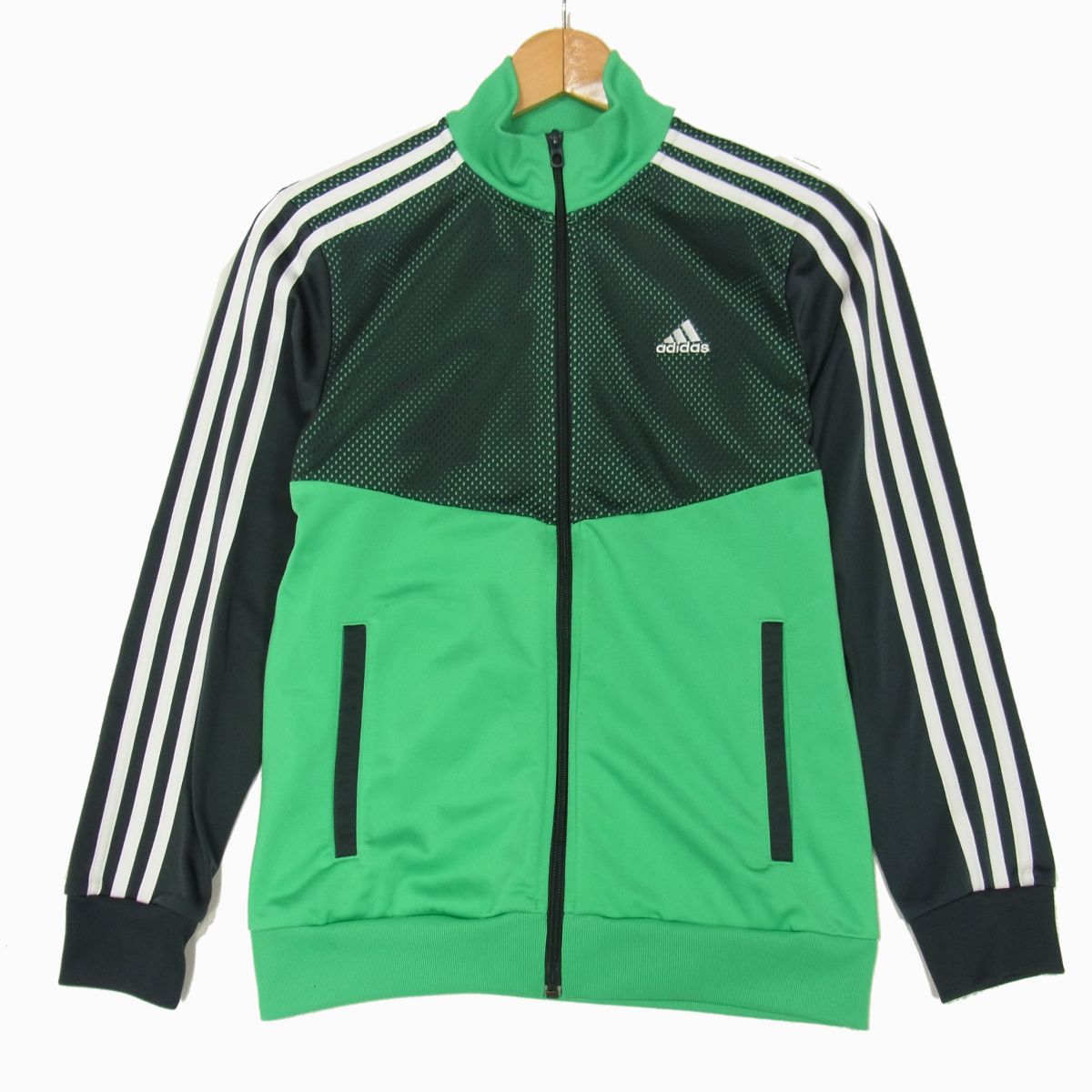 商品説明文 ブランド adidas アディダス サイズ表記 J-160 必ず実寸をご参照ください サイズ（実寸） 着丈59.5cm、身幅46cm、肩幅38cm、袖丈55cm(平置き背面での採寸なので多少の誤差はご了承ください) カラー グリーン×ダークグリーン×ホワイト 素材 本体 ポリエステル100％リブ部分 ポリエステル100％ 備考 鮮やかなグリーンとダークカラーのコントラストが目を惹く、トラックジャケット。 胸元のロゴ刺繍に、袖を走るアイコニックなスリーストライプス、身頃のメッシュ調切替がスポーティーな存在感を演出します。レトロスポーツ・ストリートスタイルにも映える一着です。【アディダスジャパン(株)】の正規品です。 コンディションランク A ※下表のランク表をご確認ください。 コンディション追記 軽い毛羽立ち感はありますが、まだまだ充分ご愛用いただけます。フードは取り外し不可です。 ランク表 N 新品・未使用品 / 新品・新古品・未使用品 S 未使用品に近い極美品 / 試着のみ〜数回の使用でほぼ新品に近いUSED品 AA 美品 / 使用感・着用感が少なく、全体的に程度の良いキレイなUSED品 A 良品 / 多少の使用感・着用感はあるが、それ以外問題のない良い状態のUSED品 B やや傷や汚れあり / 汚れやスレなどの使用感・着用感はあるが、まだまだ使用可能な状態のUSED品 C 傷や汚れあり / ランクBよりも使用感・着用感の目立つUSED品 D 全体的に状態が悪い / 全体にダメージあり・またはジャンク品など使用に支障をきたすUSED品 送料 無料です　 ▼お支払い・発送について▼ ■お支払いについて■ お支払いはクレジットカード、楽天バンク決済、銀行振込がご利用いただけます。 ※クレジットカードのセキュリティはSSLというシステムを利用しております。カード番号は暗号化されて安全に送信されますので、どうぞご安心ください。 送料は無料です※「佐川急便」で発送いたします ※沖縄・離島地域のみ「ゆうパック」となります。 ■配送について■ ・楽天バンク決済、銀行振込　⇒14時までにご入金確認できた場合、当日発送いたします。 14時以降の場合は、翌営業日の出荷となります。 ・クレジット　⇒14時までにご注文、カード承認がおりた場合は、当日発送いたします。 14時以降の場合は、翌営業日の出荷となります。 ▼その他のご注意事項▼ ■ユーズドの特性上、説明しきれない薄汚れ・細かいホツレ等がある場合が考えられます。 サイズの間違い、大きなダメージの記載漏れなど、明らかな当方のミス以外は、ご購入後のキャンセル・返品はお受けできませんので、 ユーズド商品にご理解のある方にお願いします。 ■オークション画像内に使用しております備品（シューキーパー・ハンガー）につきましては、出品商品ではありません。 附属品がある場合は、説明内に記載しておりますので、ご参照ください。 ▼最後に▼ 最後までお読み頂きありがとうございます。 お客様にご満足頂けるようなお取引きを心がけております。 出品商品及びお取引方法にご不明な点がございましたら、ご遠慮なくお問い合わせください。 ■販売責任者■(株)BLUE代表 森田浅巳 ■古物商第621071701315号(大阪府公安委員会) ■登録番号 T9120001120529■所在地■大阪市住吉区長居東1-7-15-2F ■電話番号06−6609−5774(担当モリタ）【営業時間】　平日 10:00〜18:00（土日祝 定休日）