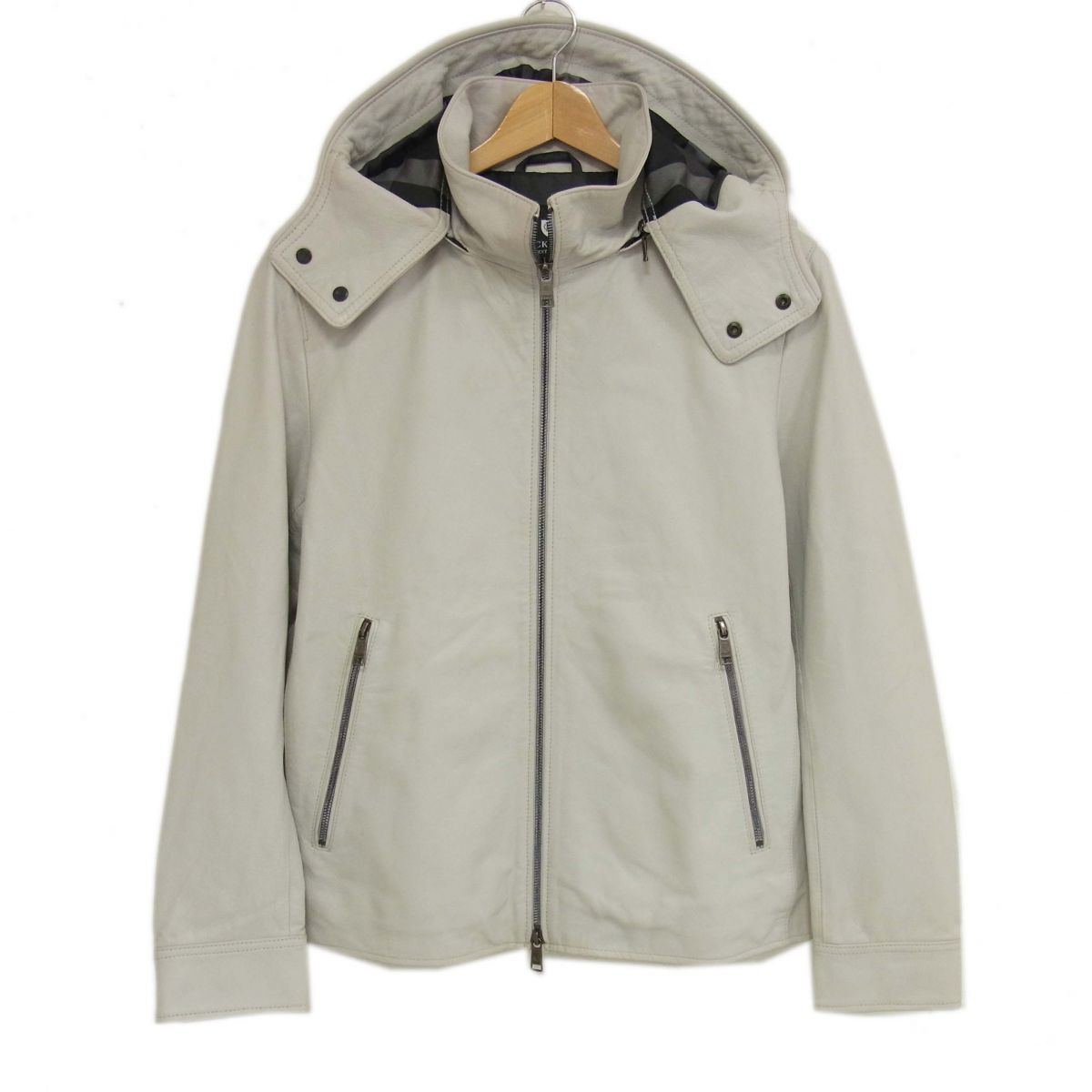 商品説明文 ブランド BLACK LABEL CRESTBRIDGE ブラックレーベル クレストブリッジ 51F00-999 サイズ表記 M 必ず実寸をご参照ください サイズ（実寸） 着丈65cm、身幅52cm、肩幅44cm、袖丈64.5cm(平置き背面での採寸なので多少の誤差はご了承ください) カラー グレー 素材 展示品(見本)のため表記はありませんが、表は天然皮革(牛革)、裏地はキュプラ系だと思われます。 備考 無駄のないミニマルなデザインに、着脱可能なフードを備え、都会的でスマートな印象に仕上がっています。 裏地にはブランドを象徴するクレストブリッジチェック柄が施され、さりげなく高級感を演出。 ビジネスにもカジュアルにもマッチする、洗練されたレザージャケットです。【(株)三陽商会】の正規品です。 コンディションランク A　※下表のランク表をご確認ください。 コンディション追記 多少の着用感はありますが、目立つダメージはなくまだまだ充分ご愛用いただけます。フードは取り外し可能です。 ランク表 N 新品・未使用品 / 新品・新古品・未使用品 S 未使用品に近い極美品　/ 試着のみ〜数回の使用でほぼ新品に近いUSED品 AA 美品　/ 使用感・着用感が少なく、全体的に程度の良いキレイなUSED品 A 良品　/ 多少の使用感・着用感はあるが、それ以外問題のない良い状態のUSED品 B やや傷や汚れあり / 汚れやスレなどの使用感・着用感はあるが、まだまだ使用可能な状態のUSED品 C 傷や汚れあり / ランクBよりも使用感・着用感の目立つUSED品 D 全体的に状態が悪い / 全体にダメージあり・またはジャンク品など使用に支障をきたすUSED品 送料 無料です　 ▼お支払い・発送について▼ ■お支払いについて■ お支払いはクレジットカード、楽天バンク決済、銀行振込がご利用いただけます。 ※クレジットカードのセキュリティはSSLというシステムを利用しております。カード番号は暗号化されて安全に送信されますので、どうぞご安心ください。 送料は無料です※「佐川急便」で発送いたします ※沖縄・離島地域のみ「ゆうパック」となります。 ■配送について■ ・楽天バンク決済、銀行振込　⇒14時までにご入金確認できた場合、当日発送いたします。 14時以降の場合は、翌営業日の出荷となります。 ・クレジット　⇒14時までにご注文、カード承認がおりた場合は、当日発送いたします。 14時以降の場合は、翌営業日の出荷となります。 ▼その他のご注意事項▼ ■ユーズドの特性上、説明しきれない薄汚れ・細かいホツレ等がある場合が考えられます。 サイズの間違い、大きなダメージの記載漏れなど、明らかな当方のミス以外は、ご購入後のキャンセル・返品はお受けできませんので、 ユーズド商品にご理解のある方にお願いします。 ■オークション画像内に使用しております備品（シューキーパー・ハンガー）につきましては、出品商品ではありません。 附属品がある場合は、説明内に記載しておりますので、ご参照ください。 ▼最後に▼ 最後までお読み頂きありがとうございます。 お客様にご満足頂けるようなお取引きを心がけております。 出品商品及びお取引方法にご不明な点がございましたら、ご遠慮なくお問い合わせください。 ■販売責任者■(株)BLUE代表 森田浅巳 ■古物商第621071701315号(大阪府公安委員会) ■登録番号 T9120001120529■所在地■大阪市住吉区長居東1-7-15-2F ■電話番号06−6609−5774(担当モリタ）【営業時間】　平日 10:00〜18:00（土日祝 定休日）