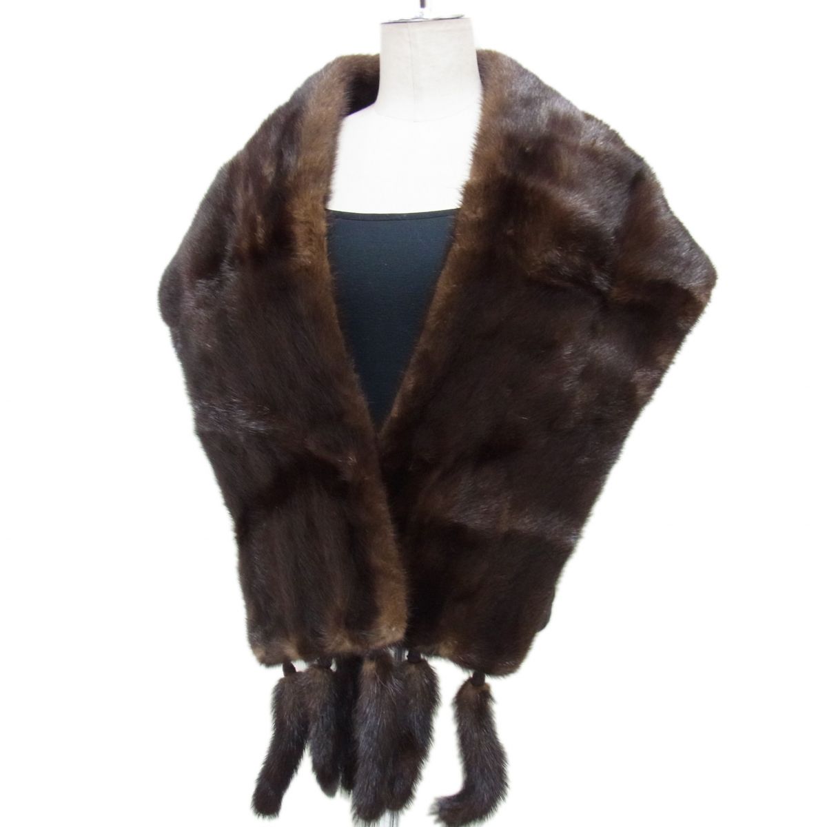 商品説明文 ブランド MOONBAT Faviora ムーンバット サイズ表記 - サイズ（実寸） 毛足を入れて全長149cm、幅(中央）33cm、フリンジ18cm （多少の誤差はご了承下さい） カラー ブラウン 素材 ミンク 備考 MOO...