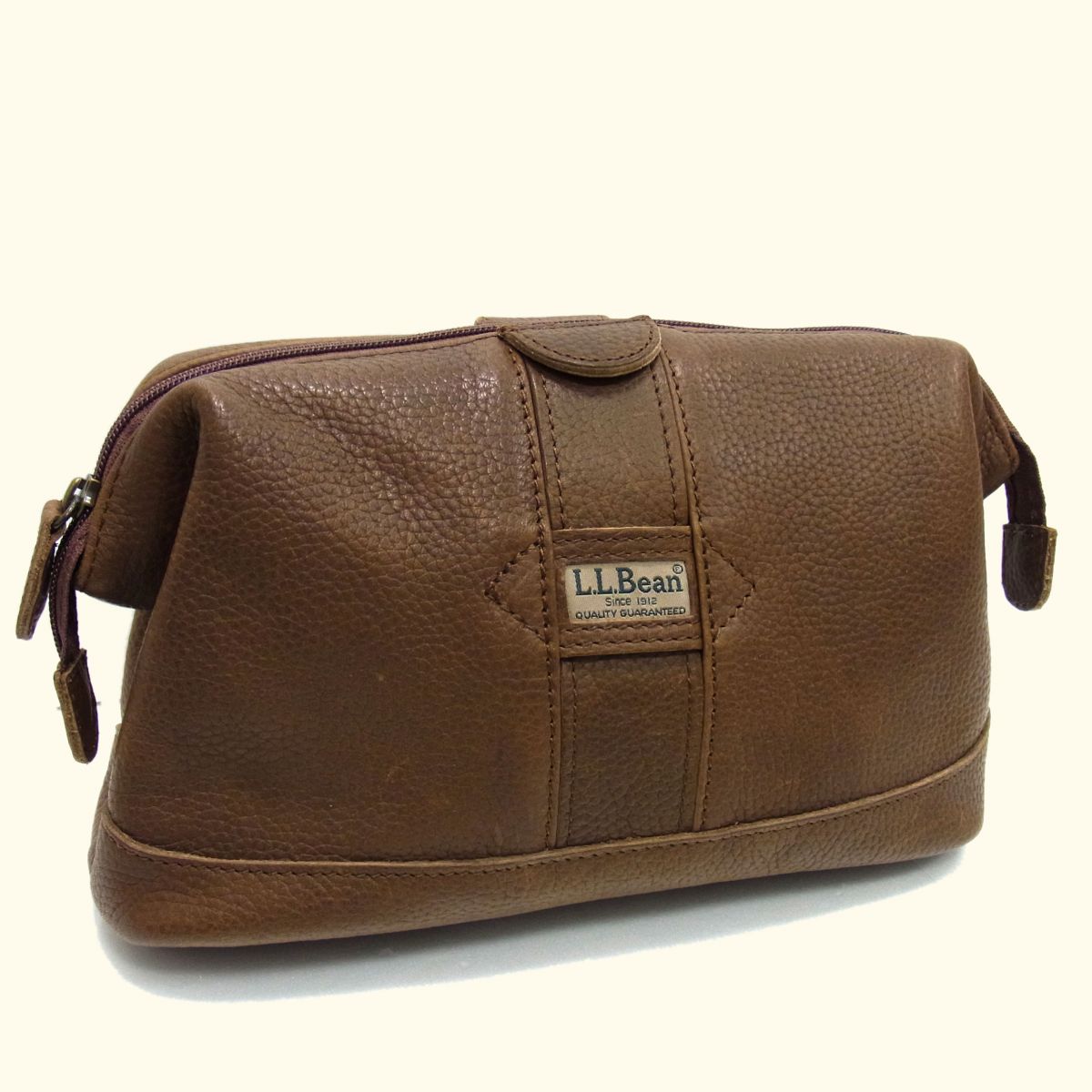 商品説明文 ブランド L.L.Bean　　LLビーン サイズ表記 - サイズ（実寸） 縦17.5cm、横26cm、マチ10cm 　　（多少の誤差はご了承下さい。） カラー ブラウン 素材 レザー 備考 L.L.Bean（エルエルビーン）より、上質なオールレザー仕上げのヴィンテージ・セカンドバッグです。外側には手馴染みが良くキズが目立ちにくい、肉厚なブラウンのシボレザー（本革）を贅沢に使用。フロントのクラシカルな織りネームタグが、アメカジ特有の武骨で抜群の雰囲気を醸し出しています。内側にはジッパー付きメッシュポケットや仕切りポケットが多数配置されており、日常の小物からガジェット類までバッグの中でバラつくことなく美しく整理整頓ができます。大人のカジュアルスタイルを格上げするセカンドバッグ（クラッチバッグ）としてはもちろん、旅行時のトラベルポーチやバッグインバッグとしてもお洒落に決まる万能な逸品です。 コンディションランク A ※下表のランク表をご確認ください。 コンディション追記 - ランク表 N 新品・未使用品 / 新品・新古品・未使用品 S 未使用品に近い極美品 / 試着のみ〜数回の使用でほぼ新品に近いUSED品 AA 美品 / 使用感・着用感が少なく、全体的に程度の良いキレイなUSED品 A 良品 / 多少の使用感・着用感はあるが、それ以外問題のない良い状態のUSED品 B やや傷や汚れあり / 汚れやスレなどの使用感・着用感はあるが、まだまだ使用可能な状態のUSED品 C 傷や汚れあり / ランクBよりも使用感・着用感の目立つUSED品 D 全体的に状態が悪い / 全体にダメージあり・またはジャンク品など使用に支障をきたすUSED品 送料 無料です　 ▼お支払い・発送について▼ ■お支払いについて■ お支払いはクレジットカード、楽天バンク決済、銀行振込がご利用いただけます。 ※クレジットカードのセキュリティはSSLというシステムを利用しております。カード番号は暗号化されて安全に送信されますので、どうぞご安心ください。 送料は無料です※「佐川急便」で発送いたします ※沖縄・離島地域のみ「ゆうパック」となります。 ■配送について■ ・楽天バンク決済、銀行振込　⇒14時までにご入金確認できた場合、当日発送いたします。 14時以降の場合は、翌営業日の出荷となります。 ・クレジット　⇒14時までにご注文、カード承認がおりた場合は、当日発送いたします。 14時以降の場合は、翌営業日の出荷となります。 ▼その他のご注意事項▼ ■ユーズドの特性上、説明しきれない薄汚れ・細かいホツレ等がある場合が考えられます。 サイズの間違い、大きなダメージの記載漏れなど、明らかな当方のミス以外は、ご購入後のキャンセル・返品はお受けできませんので、 ユーズド商品にご理解のある方にお願いします。 ■オークション画像内に使用しております備品（シューキーパー・ハンガー）につきましては、出品商品ではありません。 附属品がある場合は、説明内に記載しておりますので、ご参照ください。 ▼最後に▼ 最後までお読み頂きありがとうございます。 お客様にご満足頂けるようなお取引きを心がけております。 出品商品及びお取引方法にご不明な点がございましたら、ご遠慮なくお問い合わせください。 ■販売責任者■(株)BLUE代表 森田浅巳 ■古物商第621071701315号(大阪府公安委員会) ■登録番号 T9120001120529■所在地■大阪市住吉区長居東1-7-15-2F ■電話番号06−6609−5774(担当モリタ）【営業時間】　平日 10:00〜18:00（土日祝 定休日）