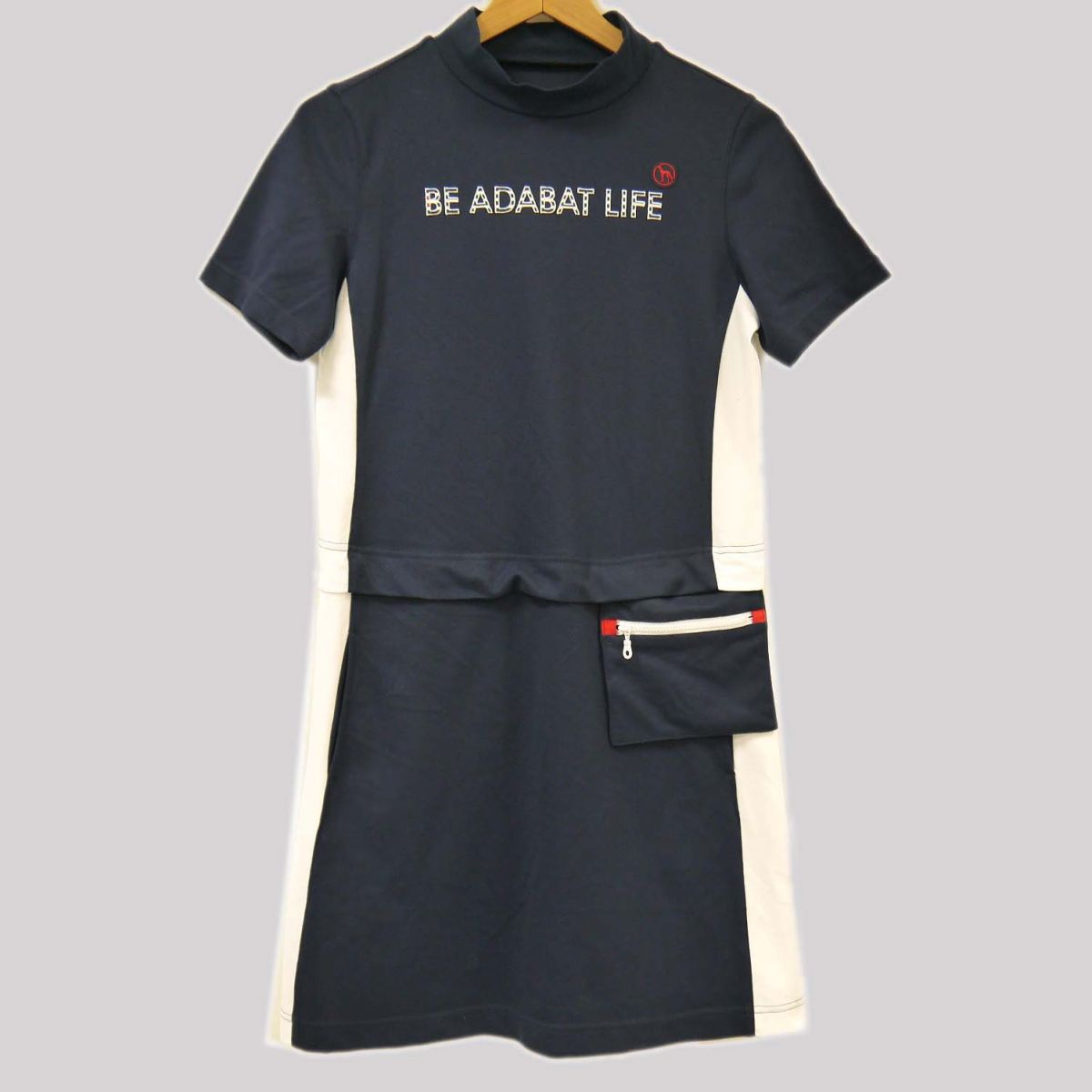 商品説明文 ブランド adabat　アダバット 日本製 サイズ表記 36（必ず実寸をご参照ください。） サイズ（実寸） 着丈83cm、身幅44cm、肩幅37cm、袖丈20cm、ウエスト84cm（背面から採寸しています。多少の誤差はご了承下さい） カラー ネイビー×ホワイト 素材 本体、配色部分：ポリエステル65％、コットン35％ テープ部分：ポリエステル100％ 備考 人気ゴルフウェアブランド・adabat（アダバット）より、雑誌等のメディアでも話題となった大人気「ミラノリブ モックネック半袖ワンピース」 ブランドオリジナルのミラノリブ素材を使用しており、高いストレッチ性と吸汗速乾性を備えた、さらっとした極上の肌触りで快適なプレーをサポートします。 セットアップのように見えるお洒落なバイカラー切り替えは、視覚効果でスタイルをさらに良く見せてくれる上に、お好きな箇所へボタンで簡単に着脱・付け替えができるジップポーチが付属しています。 定価29,700円、（株）ワールドの正規品です。 コンディションランク AA ※下表のランク表をご確認ください。 コンディション追記 軽い着用感はありますが、目立つ大きなダメージはなくUSED品として全体的な状態は良く綺麗です。 ランク表 N 新品・未使用品 / 新品・新古品・未使用品 S 未使用品に近い極美品 / 試着のみ～数回の使用でほぼ新品に近いUSED品 AA 美品 / 使用感・着用感が少なく、全体的に程度の良いキレイなUSED品 A 良品 / 多少の使用感・着用感はあるが、それ以外問題のない良い状態のUSED品 B やや傷や汚れあり / 汚れやスレなどの使用感・着用感はあるが、まだまだ使用可能な状態のUSED品 C 傷や汚れあり / ランクBよりも使用感・着用感の目立つUSED品 D 全体的に状態が悪い / 全体にダメージあり・またはジャンク品など使用に支障をきたすUSED品 送料 無料です　 ▼お支払い・発送について▼ ■お支払いについて■ お支払いはクレジットカード、楽天バンク決済、銀行振込がご利用いただけます。 ※クレジットカードのセキュリティはSSLというシステムを利用しております。カード番号は暗号化されて安全に送信されますので、どうぞご安心ください。 送料は無料です※「佐川急便」で発送いたします ※沖縄・離島地域のみ「ゆうパック」となります。 ■配送について■ ・楽天バンク決済、銀行振込　⇒14時までにご入金確認できた場合、当日発送いたします。 14時以降の場合は、翌営業日の出荷となります。 ・クレジット　⇒14時までにご注文、カード承認がおりた場合は、当日発送いたします。 14時以降の場合は、翌営業日の出荷となります。 ▼その他のご注意事項▼ ■ユーズドの特性上、説明しきれない薄汚れ・細かいホツレ等がある場合が考えられます。 サイズの間違い、大きなダメージの記載漏れなど、明らかな当方のミス以外は、ご購入後のキャンセル・返品はお受けできませんので、 ユーズド商品にご理解のある方にお願いします。 ■オークション画像内に使用しております備品（シューキーパー・ハンガー）につきましては、出品商品ではありません。 附属品がある場合は、説明内に記載しておりますので、ご参照ください。 ▼最後に▼ 最後までお読み頂きありがとうございます。 お客様にご満足頂けるようなお取引きを心がけております。 出品商品及びお取引方法にご不明な点がございましたら、ご遠慮なくお問い合わせください。 ■販売責任者■(株)BLUE代表 森田浅巳 ■古物商第621071701315号(大阪府公安委員会) ■登録番号 T9120001120529■所在地■大阪市住吉区長居東1-7-15-2F ■電話番号06－6609－5774(担当モリタ）【営業時間】　平日 10:00～18:00（土日祝 定休日）