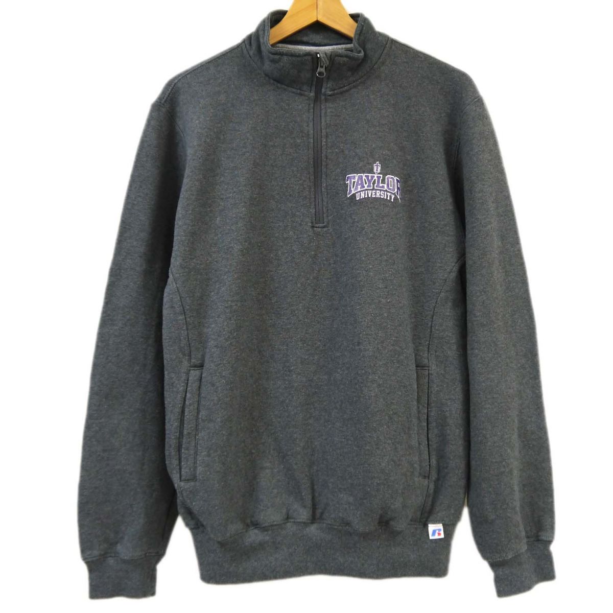 商品説明文 ブランド RUSSELL ATHLETIC　ラッセルアスレティック サイズ表記 M（必ず実寸をご参照ください。） サイズ（実寸） 着丈65cm、身幅56cm、肩幅47cm、袖丈63cm（背面から採寸しています。多少の誤差はご了承下さい） カラー ダークグレー 素材 コットン50％、ポリエステル50％（裏起毛素材） 備考 アメリカの人気スポーツブランド「ラッセルアスレティック」のハーフジップスウェット 胸元には米・テイラー大学の美しいカレッジロゴプリントがあしらわれています。 インナーとしても映えるトレンドのハーフジップ仕様で、裏起毛素材のため暖かく着心地も抜群です。 アメカジや古着MIXスタイルにぜひご検討ください。 コンディションランク A ※下表のランク表をご確認ください。 コンディション追記 - ランク表 N 新品・未使用品 / 新品・新古品・未使用品 S 未使用品に近い極美品 / 試着のみ〜数回の使用でほぼ新品に近いUSED品 AA 美品 / 使用感・着用感が少なく、全体的に程度の良いキレイなUSED品 A 良品 / 多少の使用感・着用感はあるが、それ以外問題のない良い状態のUSED品 B やや傷や汚れあり / 汚れやスレなどの使用感・着用感はあるが、まだまだ使用可能な状態のUSED品 C 傷や汚れあり / ランクBよりも使用感・着用感の目立つUSED品 D 全体的に状態が悪い / 全体にダメージあり・またはジャンク品など使用に支障をきたすUSED品 送料 無料です　 ▼お支払い・発送について▼ ■お支払いについて■ お支払いはクレジットカード、楽天バンク決済、銀行振込がご利用いただけます。 ※クレジットカードのセキュリティはSSLというシステムを利用しております。カード番号は暗号化されて安全に送信されますので、どうぞご安心ください。 送料は無料です※「佐川急便」で発送いたします ※沖縄・離島地域のみ「ゆうパック」となります。 ■配送について■ ・楽天バンク決済、銀行振込　⇒14時までにご入金確認できた場合、当日発送いたします。 14時以降の場合は、翌営業日の出荷となります。 ・クレジット　⇒14時までにご注文、カード承認がおりた場合は、当日発送いたします。 14時以降の場合は、翌営業日の出荷となります。 ▼その他のご注意事項▼ ■ユーズドの特性上、説明しきれない薄汚れ・細かいホツレ等がある場合が考えられます。 サイズの間違い、大きなダメージの記載漏れなど、明らかな当方のミス以外は、ご購入後のキャンセル・返品はお受けできませんので、 ユーズド商品にご理解のある方にお願いします。 ■オークション画像内に使用しております備品（シューキーパー・ハンガー）につきましては、出品商品ではありません。 附属品がある場合は、説明内に記載しておりますので、ご参照ください。 ▼最後に▼ 最後までお読み頂きありがとうございます。 お客様にご満足頂けるようなお取引きを心がけております。 出品商品及びお取引方法にご不明な点がございましたら、ご遠慮なくお問い合わせください。 ■販売責任者■(株)BLUE代表 森田浅巳 ■古物商第621071701315号(大阪府公安委員会) ■登録番号 T9120001120529■所在地■大阪市住吉区長居東1-7-15-2F ■電話番号06−6609−5774(担当モリタ）【営業時間】　平日 10:00〜18:00（土日祝 定休日）