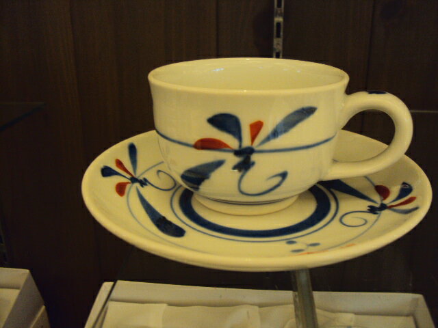 《砥部焼》丸型・コーヒー椀皿（上絵・トンボ）千山窯