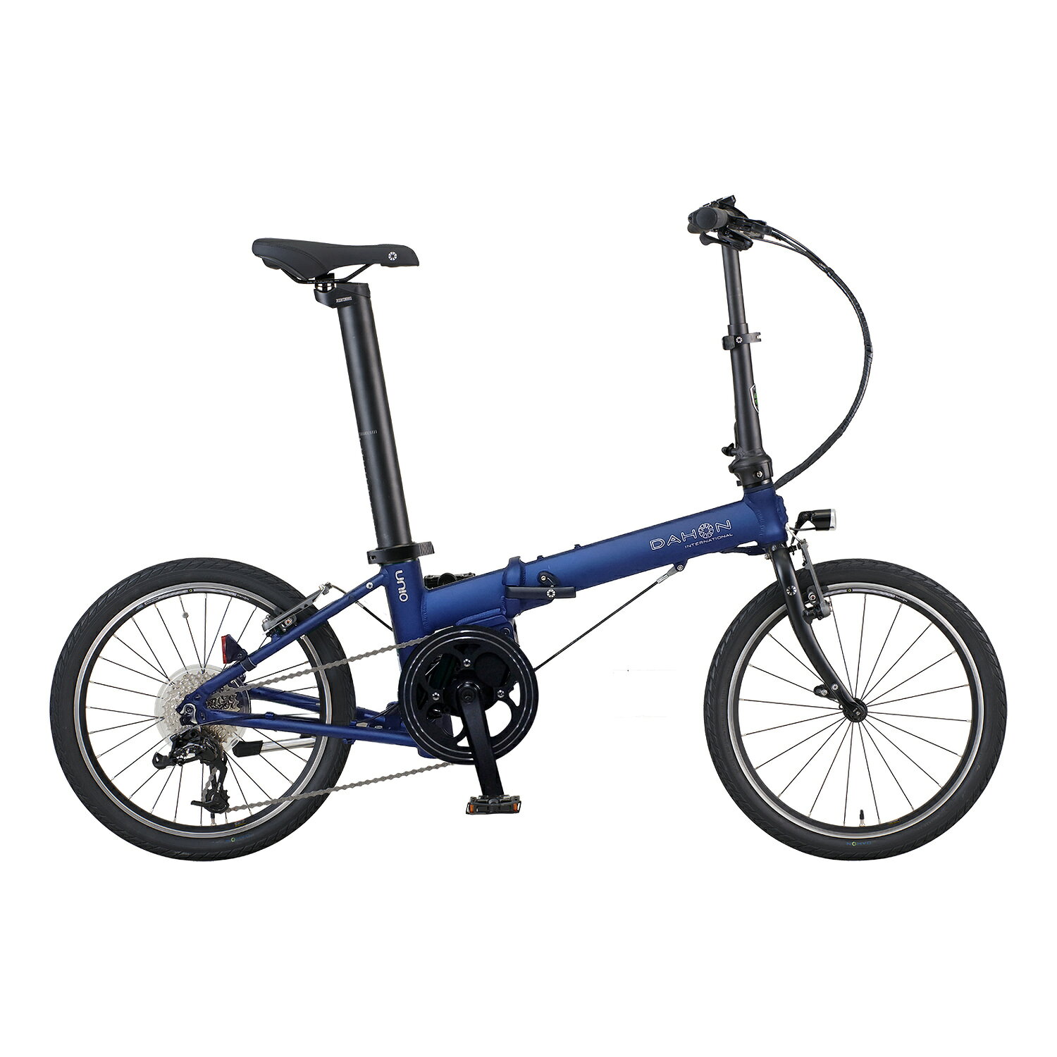 UNIOユニオ標準小売価格 ¥250,000（税込¥275,000）軽量コンパクトなミッドシップモーターと9段変速を組み合わせた、20インチの折りたたみ電動アシスト自転車。5段階のアシストモードを備え、街乗りから距離のある移動まで幅広く対応します。基本仕様フレーム素材Aluminum変速／フリーホイール9speedホイールサイズ20inch (20×1.75)折りたたみサイズH70xW82xD45適応身長145 -190 cm重量17.0kgカラーMatt Navy ／ White Lily ／ Aurora詳細仕様型番KEA093CMフレームDalloy Aluminum w/ Visegrip TechnologyフォークLightweight and Responsive Dalloy Aluminum, w/ Integrated CrownハンドルポストForged Aluminum Radius V Handlepost adjustableハンドルバー6061 Aluminum Flat Bar, 580 mmリム20″ Lightweight AluminumフロントハブDAHON Custom Compact 74mm,20HリアハブDAHON Custom Compact 130mm,28Hタイヤ／チューブC1959 20″x1.75″ 33mm F/VクランクDAHON Custom 52Tx170mmボトムブラケットInternal motor変速／フリーホイールSunrace CSM96 11-32TフロントディレイラーN/AリアディレイラーDAHON Custom RD-M400 SSシフターDAHON Custom SL-M310C 9sブレーキWB-985DK for Vbrake 110mmブレーキレバーWL-218D for VbrakeサドルDDK-5103シートポストBuilt-in batteryφ57/36V/9.5Ah /Li-ionペダルWellgo F265DUキックスタンドNH-KC39AAJ-Z1モーターDAHON Custom Midship Motor 36V/200Wバッテリー36V/9.5Ah /Li-ion（充電時間約5時間）走行可能距離Mode5 : 85km Mode4 : 95km Mode3 : 105km Mode2 : 115km Mode1 : 125km（DAHON社により算出）駆動補助機付自転車 型式認定番号公 N 22-61普通自転車 型式認定番号公 A 22-56※仕様・価格はメーカー都合により変更となる場合があります。画面上の色は実物と異なって見える場合があります。UNIOユニオ標準小売価格 ¥250,000（税込¥275,000）軽量コンパクトなミッドシップモーターと9段変速を組み合わせた、20インチの折りたたみ電動アシスト自転車。5段階のアシストモードを備え、街乗りから距離のある移動まで幅広く対応します。基本仕様フレーム素材Aluminum変速／フリーホイール9speedホイールサイズ20inch (20×1.75)折りたたみサイズH70xW82xD45適応身長145 -190 cm重量17.0kgカラーMatt Navy ／ White Lily ／ Aurora詳細仕様型番KEA093CMフレームDalloy Aluminum w/ Visegrip TechnologyフォークLightweight and Responsive Dalloy Aluminum, w/ Integrated CrownハンドルポストForged Aluminum Radius V Handlepost adjustableハンドルバー6061 Aluminum Flat Bar, 580 mmリム20″ Lightweight AluminumフロントハブDAHON Custom Compact 74mm,20HリアハブDAHON Custom Compact 130mm,28Hタイヤ／チューブC1959 20″x1.75″ 33mm F/VクランクDAHON Custom 52Tx170mmボトムブラケットInternal motor変速／フリーホイールSunrace CSM96 11-32TフロントディレイラーN/AリアディレイラーDAHON Custom RD-M400 SSシフターDAHON Custom SL-M310C 9sブレーキWB-985DK for Vbrake 110mmブレーキレバーWL-218D for VbrakeサドルDDK-5103シートポストBuilt-in batteryφ57/36V/9.5Ah /Li-ionペダルWellgo F265DUキックスタンドNH-KC39AAJ-Z1モーターDAHON Custom Midship Motor 36V/200Wバッテリー36V/9.5Ah /Li-ion（充電時間約5時間）走行可能距離Mode5 : 85km Mode4 : 95km Mode3 : 105km Mode2 : 115km Mode1 : 125km（DAHON社により算出）駆動補助機付自転車 型式認定番号公 N 22-61普通自転車 型式認定番号公 A 22-56※仕様・価格はメーカー都合により変更となる場合があります。画面上の色は実物と異なって見える場合があります。