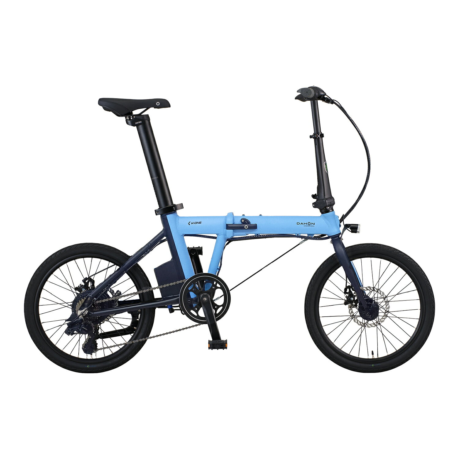 K-ONEケーワン標準小売価格 ￥199,000（税込¥218,900）BAFANG製リアハブモーターと7段変速を搭載した20インチe-bike。メカニカルディスクブレーキとシートポスト型バッテリーを採用し、日常の移動を力強くサポートします。基本仕様フレーム素材Aluminum変速／フリーホイール7speedホイールサイズ20inch折りたたみサイズH71xW87xD45適応身長145 -190 cm重量18.8kgカラーSky ／ Bronz ／ Cool Gray詳細仕様型番FEA072RMフレームDalloy Aluminum w/ Visegrip TechnologyフォークSmooth Riding and Stable Hi-Ten Steel Blades and Steerer.ハンドルポストForged Aluminum Radius V Handlepost adjustableハンドルバー6061 Aluminum Flat Bar, 580 mmリム20″ Lightweight AluminumフロントハブDAHON Custom Compact 74mm,32HリアハブBAFANG RM.G310.250.D 36V/250Wタイヤ／チューブC1959 20″x1.75″ 33mm F/VクランクDAHON Custom 44Tx170mmボトムブラケットSR PA211.32.ST.C，68*148mm変速／フリーホイールSHIMANO MF-TZ500-7 14-28TフロントディレイラーN/AリアディレイラーDAHON Custom RD-M220 SSシフターDAHON Custom SRD46 7sブレーキNV3-9 F/R for mechanicalブレーキレバーWL-218D for VbrakeサドルDAHON Custom A5-1シートポストBuilt-in batteryφ57/36V/9.5Ah /Li-ionペダルVP-F55キックスタンドNH-KC39AAJ-Z1モーターBAFANG RM.G310.250.D 36V/250Wバッテリー36V/9.5Ah /Li-ion（充電時間約5時間）走行可能距離Mode1:116km（DAHON社により算出）駆動補助機付自転車 型式認定番号公 N 22-60普通自転車 型式認定番号公 A 22-55※仕様・価格はメーカー都合により変更となる場合があります。画面上の色は実物と異なって見える場合があります。K-ONEケーワン標準小売価格 ￥199,000（税込¥218,900）BAFANG製リアハブモーターと7段変速を搭載した20インチe-bike。メカニカルディスクブレーキとシートポスト型バッテリーを採用し、日常の移動を力強くサポートします。基本仕様フレーム素材Aluminum変速／フリーホイール7speedホイールサイズ20inch折りたたみサイズH71xW87xD45適応身長145 -190 cm重量18.8kgカラーSky ／ Bronz ／ Cool Gray詳細仕様型番FEA072RMフレームDalloy Aluminum w/ Visegrip TechnologyフォークSmooth Riding and Stable Hi-Ten Steel Blades and Steerer.ハンドルポストForged Aluminum Radius V Handlepost adjustableハンドルバー6061 Aluminum Flat Bar, 580 mmリム20″ Lightweight AluminumフロントハブDAHON Custom Compact 74mm,32HリアハブBAFANG RM.G310.250.D 36V/250Wタイヤ／チューブC1959 20″x1.75″ 33mm F/VクランクDAHON Custom 44Tx170mmボトムブラケットSR PA211.32.ST.C，68*148mm変速／フリーホイールSHIMANO MF-TZ500-7 14-28TフロントディレイラーN/AリアディレイラーDAHON Custom RD-M220 SSシフターDAHON Custom SRD46 7sブレーキNV3-9 F/R for mechanicalブレーキレバーWL-218D for VbrakeサドルDAHON Custom A5-1シートポストBuilt-in batteryφ57/36V/9.5Ah /Li-ionペダルVP-F55キックスタンドNH-KC39AAJ-Z1モーターBAFANG RM.G310.250.D 36V/250Wバッテリー36V/9.5Ah /Li-ion（充電時間約5時間）走行可能距離Mode1:116km（DAHON社により算出）駆動補助機付自転車 型式認定番号公 N 22-60普通自転車 型式認定番号公 A 22-55※仕様・価格はメーカー都合により変更となる場合があります。画面上の色は実物と異なって見える場合があります。