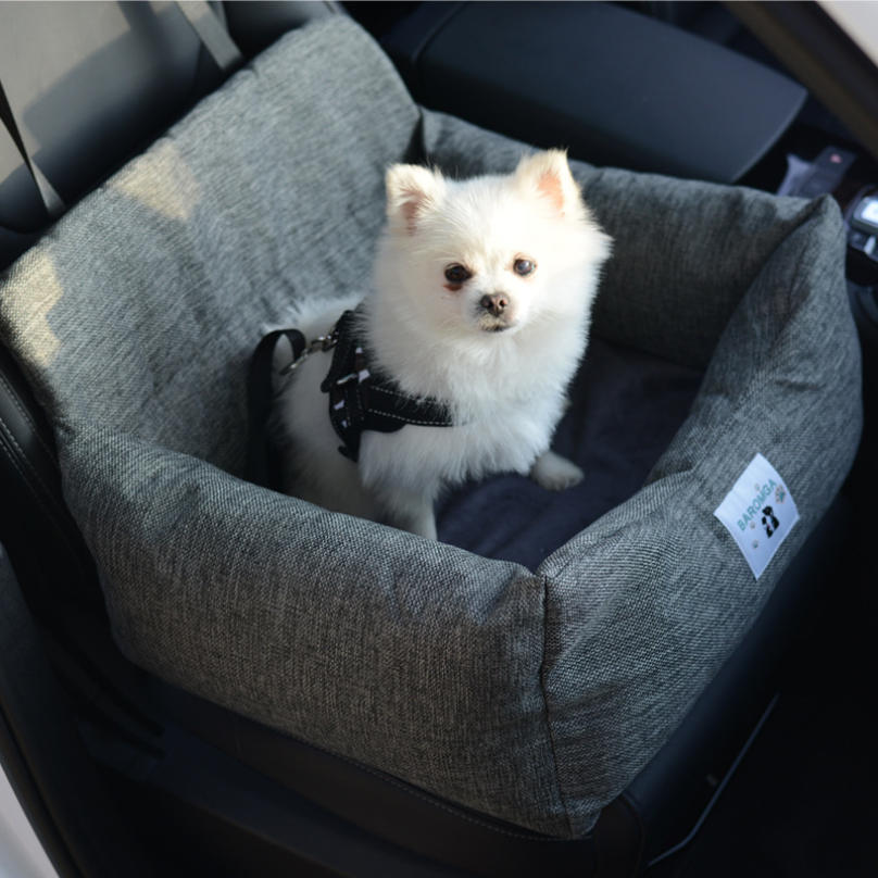 表地素材：合成繊維内部素材：合成繊維詰め物素材：PP綿【安全第一】：ペットの安全は常に最優先です！安全ベルト付きのペットカーシートは、車のシートにしっかり固定できます。愛犬と一緒に楽しい旅行をお楽しみください！【適用対象】：中小型犬、猫。適切なサイズはペットに快適な環境を提供します。同時に、車内のスペースをあまり取りません。【車を清潔に保つ】ペットと一緒に旅行するとき、ドライブボックスはペットによる傷つけないからシートを保護し、車内の環境を汚さないようにすることができます。【幅広い用途】：旅行時にペットを連れていくことができない場合、ペットカーシートを家に置いて犬用ベッドとして使用するのも良い選択です！寝室やリビングルームに置くだけで、きっとあなたのペットはこの温かい場所が気に入るでしょう。【ご注意】：飛び出し防止リードのご使用にあたって必ずわんちゃんの首輪に飛び出し防止リードを付けて飛び出さないよう調節してください。高温時・直射日光の当たる場所では絶対にわんちゃんを入れたまま放置しないでください。特に自動車内は高温になります。絶対に、車内にわんちゃんを残したままクルマを離れないでください。ペット用ドライブボックス ▼ペットボックス、ペットベッドになる2WAY！ 車でのペット用ドライブベッドとして、お部屋ではカドラーとして使える便利な2WAYのペット用品です。 猫ちゃん・ワンちゃんもくつろぎ時間を過ごせそう。 ▼車での旅行やお出かけに 固定ベルトは簡単に外せる軽量のトラベルキャリーなら、旅行先でのペット用ベッドとしてもそのまま使えてとっても便利！ 外出時の荷物が減らせます。 ▼オールシーズン使える！ さらっとした手触りで春夏秋冬、季節を問わず快適に過ごせます。 ▼災害時のペットハウスに ペットと一緒に避難できても避難所にペットサークルやクレートを持ち込むことは難しいことも。 災害時の避難など防災用のカドラーとして、また車で過ごす際のペットハウス替わりに備えておくのもおすすめです。 →ふわふわ柔らかい！ドライブも楽しく快適♪ →たっぷり中わた入りでふかふかベッドなので、車の中でもお家にいるみたいに落ち着く空間に変わる。 →ドライブベッドは付属のベルトで座席にしっかり固定できるから安全・安心。さらに長さ調節できるからしっかり固定できます。 →飛び出し防止フック付きでワンちゃんの首輪やハーネスにつなぐだけ安心！車だけじゃなく、家の中でも旅先のホテルでも使えるのが嬉しいポイント。洗濯可能だから、いつでも清潔に！ 注意事項 ※商品写真はできる限り実物の色に近づけるよう加工しておりますが、お客様のお使いのモニター設定、お部屋の照明等により実際の商品と色味が異なる場合がございます。 ※サイズは平置き計測となっておりますので、多少の誤差が生じる場合がございます。 キーワード検索： 犬 ドライブボックス 中型犬 車 中小型犬 猫用ドライブボックス 小型犬 アームレスト 大型 大型犬 助手席 柴犬 柴犬用ドライブボックス 洗える ペット用ドライブボックス コンソール ソフト クッション 後部座席 前 犬用カー用品 犬用ブースター・カーシート 犬用ベッド・マット 犬用ベッド・クッション ドライブベッド 犬用ドライブベッド ペット ペット用ドライブシート 多頭 猫 ドライブシート キャリー ペットドライブボックス ふわふわ 冬 冬用 車用 ペットベッド ペットクッション 車用ペットクッション ソファー 2way ペットソファー ドライブ用品 ペット用品 車用ベッドドライブベッド 犬 中型犬 犬用ドライブベッド ペット 小型犬 ペット用ドライブシート 2匹 犬のドライブベッド2匹 2匹用 多頭 助手席 l 洗える 車 犬ドライブベッド軽自動車 10kg 犬 ドライブボックス 中型犬 車 中小型犬 猫用ドライブボックス 2匹 2匹用 小型犬 アームレスト 大型 犬ドライブボックス大型犬 大型犬 助手席 柴犬 柴犬用ドライブボックス 洗える 犬 ベッド 車 車用ベッド 犬の車用ベッド 小型犬 犬車に乗せるベッド lサイズ 犬用ドライブベッド 中型犬 犬用カー用品 犬用ブースター・カーシート 犬用ベッド・クッションドライブベッド 犬 l 2匹 小型犬 犬 ペット用ドライブシート 8キロ 円形 後部座席 キャリー 中型犬 犬用ドライブベッド 助手席 大型犬 ペット 犬用ベッド・クッション 2匹用 多頭 犬 車 ドライブボックス 助手席 小型犬 大型犬 ソフト クッション 後部座席 2匹 前 犬用カー用品 犬用ブースター・カーシート 犬用ベッド・マット・ステップ 犬用ベッド・クッション ペットドライブボックス 小型犬 ふわふわ 冬 冬用 2匹 助手席 コンソール 大型犬 アームレスト 猫 車 ペット用ドライブボックス 中型犬 車用 犬猫キャリーゲージ ドライブシート ドライブボックス lサイズ 犬 ブラウン 小型犬 アームレスト 2匹 コンソール 助手席 もふもふ 中型犬 大型 大型犬 助手席 多頭 犬多頭飼い用ドライブボックス 犬ドライブボックス多頭 ペット用ドライブボックス 小型犬 大型犬 中型犬 アームレスト ドライブボックス 犬 2匹 車 2匹用 コンソール l lサイズ アームレスト シートベルト シート ベッド 助手席 ペットベッド ペットクッション 犬 車 車用ペットクッション 中型犬 ペット ソファー ドライブベッド 小さい犬 猫 2way家用 車用 ペットソファー ドライブ用品 ペット用品 車用ベッド ドライブボックス 猫 中小型犬 猫用ドライブボックス ペット用ドライブボックス 犬猫キャリーゲージ ドライブシート 2匹 犬 車 犬用カー用品 犬用ブースター・カーシート