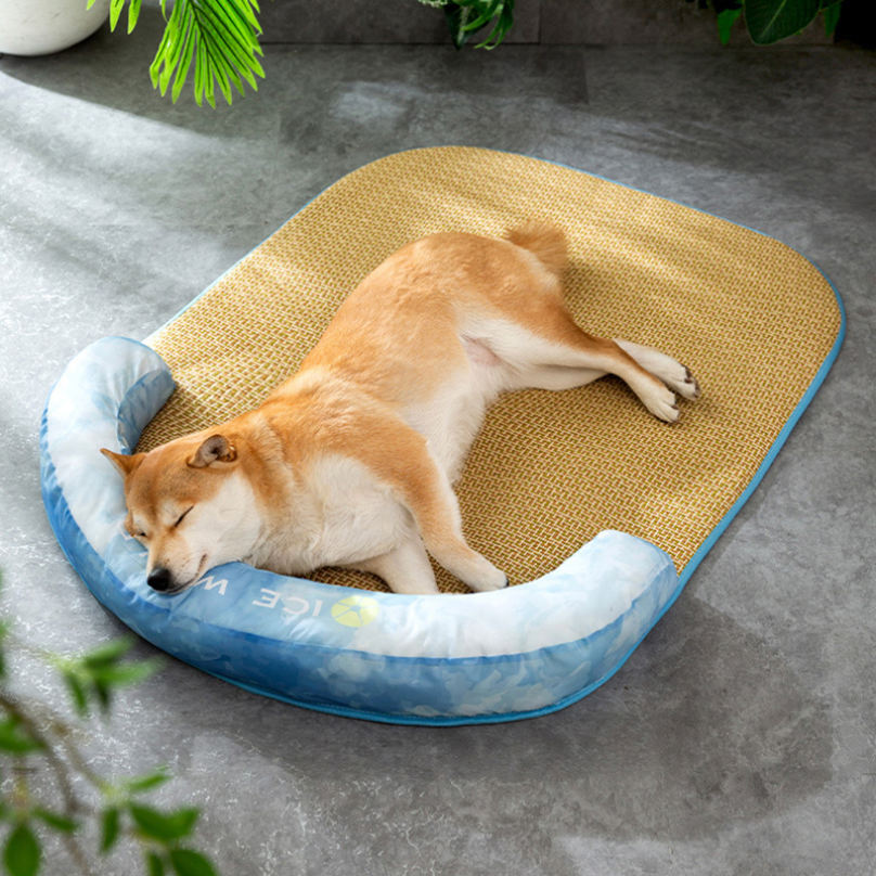 表地素材：合成繊維内部素材：合成繊維詰め物素材：スポンジ夏用の寝具と同じ品質の生地で作られているので、触ると涼しく感じられます。軽量で持ち運びしやすい猫犬ベッド。底は防湿素材で湿気を防ぎます。ノンスリップボトムは、床、ケージ、ソファ、寝室、ベッド、カーシートなど、さまざまな場面で使用できます。ベッド自体は完全に洗えるので、手洗いまたは洗濯機で洗えますサイズは手作業で測定しているため、2~3cmの誤差がある場合があります。光の加減により、色が若干異なる場合がありますのでご了承ください。ペットベッド 犬 夏 ★【夏対策】 犬 猫ペットたちが夏を楽に過ごせるペットベッドです。熱い日の対策としてお勧めします。 ★【滑り止め】 ペットの健康を大事にして、裏地を湿気防止＆フローリングにやさしいオックスフォード生地を採用しました。 ★【適用場所】 お家ではもちろん、アウトドアでも。軽量なので、持ち歩くのが簡単です。色々な場で使うことができます。 ※ご注意 ・写真に関して PC環境や撮影状況などの違いにより、実際の色とは若干異なる場合がございます。 ・発送に関して 当商品は圧縮梱包を採用しています。商品開封後、叩いて戻ってからお使いください。 ※ご注文前に必ずお読み下さい ・本品はペット用です。 ・ペットが噛んだり、引っ掻いたりしないように注意してください。 ※お手入れ方法 ・汚れが気になる場合は、中性洗剤を薄めたものを柔らかい布地につけ、軽く押しながらふき取ってください。 ・全体を洗う場合は中性洗剤を使用し、手洗いで陰干ししてください。 ・中材のかたよりを防ぐため、洗濯機の使用は避けてください。 ・タンブラー乾燥はしないでください 検索キーワード ペットベッド 犬 夏 小型犬 夏用 オールシーズン 猫 ベッド 洗える ハウス 犬用ソファー 可愛い 耐噛 猫ベッド 犬ベッド おしゃれ 犬用ベッド 破れない 中型犬 犬用クッションベッド 防水 丈夫 犬ベッドおしゃれ ふわふわ 犬小屋 ペット 猫用 寝床 ペットクッション 耐噛み素材使用 犬用ベッド・クッション 猫用ベッド 大きい 洗濯 丸洗い犬 ベッド 洗える 通年 小型犬ベッド洗える ペットベッド ベッド猫用 寝床 通年タイプ ペットクッション 耐噛み素材使用 暖かい 犬用ベッド・クッション 猫用ベッド 猫 ベッド 洗える ドーム 通年 冬 日本製 毛がつかない オールシーズン 大きめ 夏冬兼用 大型 小さい デニム 大きい 温かい ホワイト グレー スクエア 緑 袋 丸 丸洗い ふわふわペットベッド 可愛い 犬 うさぎ ドーム オールシーズン 洗える 丸洗い 夏 大型犬 カバー 取り外し 円形 60 低反発 車 耐噛 sサイズ 中型犬 おしゃれ 小型犬 通年 冬 高反発 スクエア ペットベッド 犬 夏 小型犬 夏用 オールシーズン 猫 ベッド 冬用 クッション 洗える ハウス 犬用ソファー 長方形 ペットべっと ベージュ 可愛い 耐噛 猫ベッド 犬ベッド おしゃれ 犬 ベッド 大型犬 洗える 介護ベッド 犬用ベッド 日本製 ドーム ペット ドーム型ベッド 車 車用ベッド 防水 高反発 丈夫 通年 小型犬 破れない 硬い 中型犬 犬用ベッド・クッション 犬 ベッド 洗える 小型犬 犬用ベッド 破れない 硬い 中型犬 夏 犬用クッションベッド 老犬介護ベッド 床ずれ防止 防水 犬マットレス 耐噛 丈夫 夏/冬 オールシーズン 通年 犬 ベッド 洗える 可愛い ペットベッド 冬用 猫ベッド 犬ベッドおしゃれ ふわふわ あったか 犬小屋 ペット 大型犬 介護ベッド 犬用ベッド ドーム ドーム型ベッド 冬 犬 ベッド 中型犬 丈夫 噛み耐性 強い 夏 車 車用ベッド ドーム 犬用ベッド ドーム型 洗える 屋根付き 冬 大きい オールシーズン あごのせ 洗濯 丸洗い 小型犬 屋根 リバーシブル