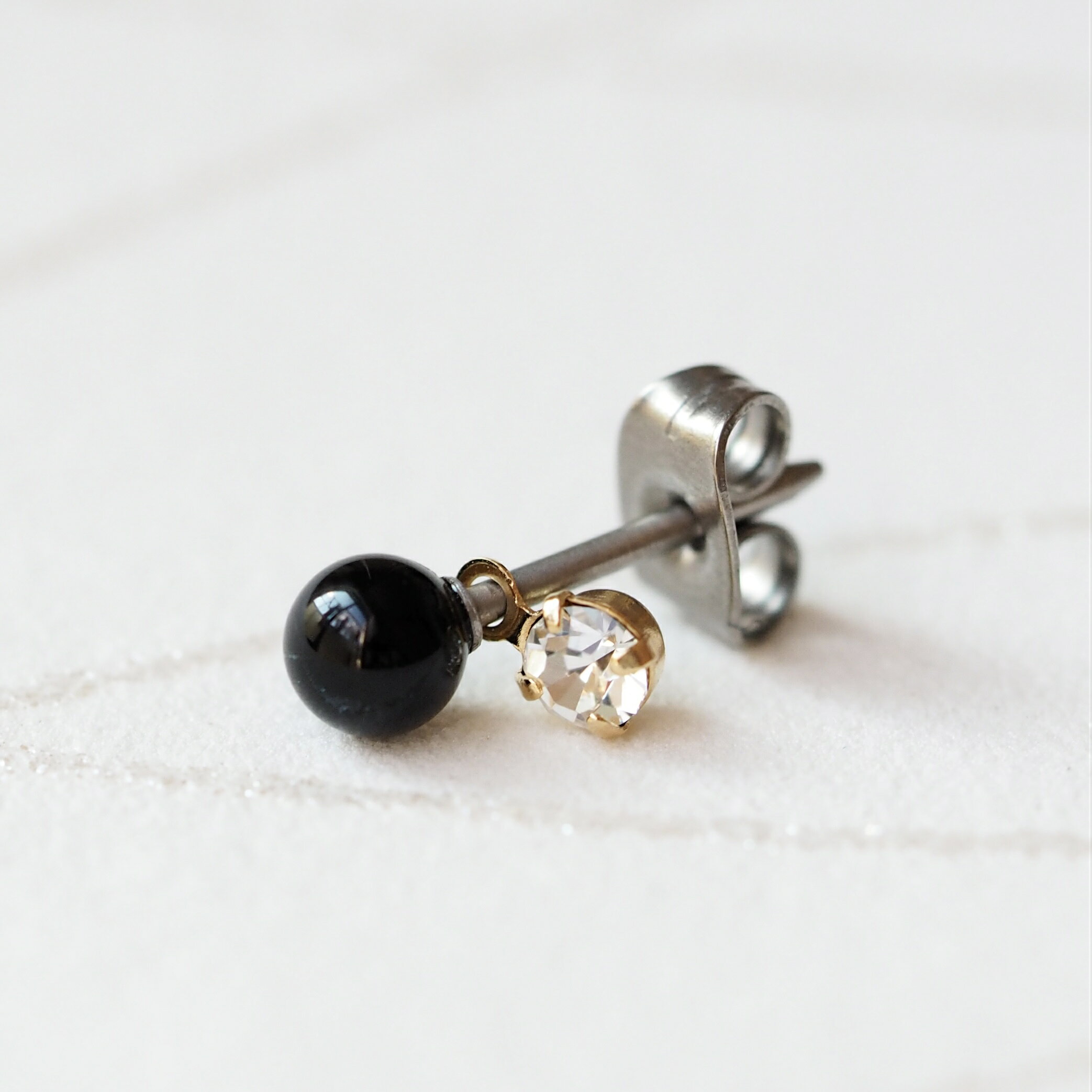 オニキス セカンドピアス 日本製 4mm 純チタン 太軸 片耳 つけっぱなし アレルギー 金属アレルギー 対応 ピアス 軸太 チタン ロングポスト ゲージ 16G 18G 20G かわいい おしゃれ BlueHill 天然石 誕生石 8月 黒 ブラック オニキス