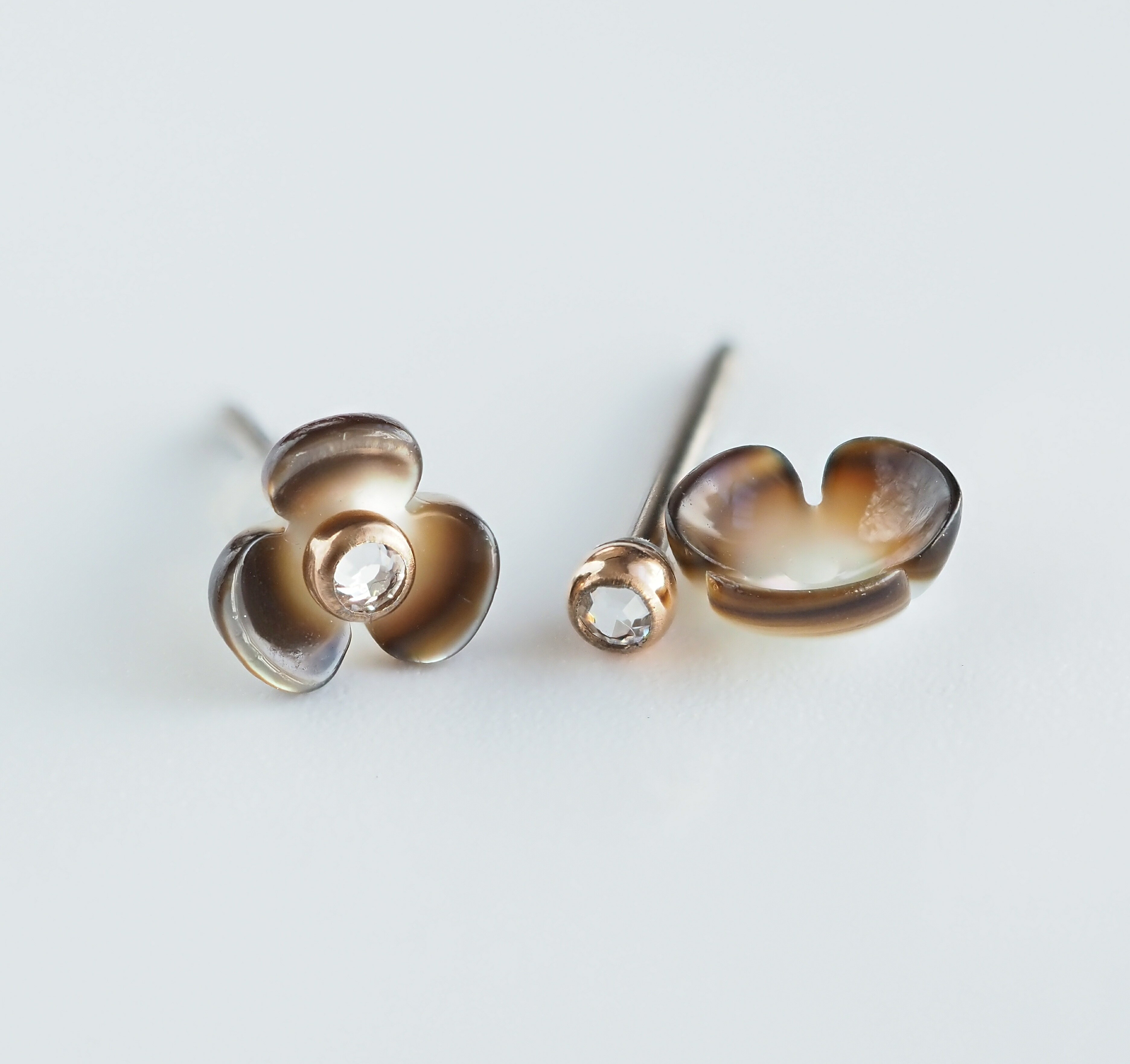 ブラックシェルフラワー 2way セカンドピアス 日本製 純チタン 太軸 片耳 アレルギー 金属アレルギー ピアス 軸太 チタン ロングポスト ゲージ 16G 18G 20G かわいい おしゃれ BlueHill サージカルステンレス ファーストピアス 金 ゴールド 花 フラワー シェル 黒 ブラック