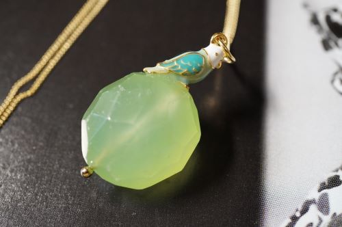 小鳥 インコ チャーム 天然石　ロングペンダント アクセサリー230109 アップルグリーンカルセドニー　..