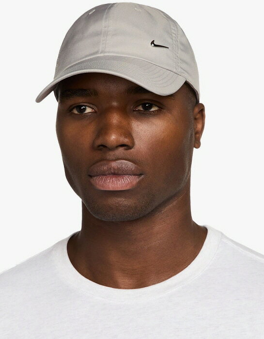 NIKE DRI-FIT CLUB UNSTRUCTURED METAL SWOOSH CAP 商品説明 この中深さの構造化されていないクラブキャップで、 スウッシュ ゲームを強化しましょう。 湾曲したくちばしと金属製のスウッシュ ロゴが見た目をクリーンに仕上げ、吸汗性 に優れた生地が暖かく晴れた天候を最大限 に活用しながら涼しく快適に保ちます。 ike Dri-FIT テクノロジーが汗を肌から 逃がして素早く蒸発させ、ドライで 快適な状態を保ちます。 ツイル生地は軽くて滑らかな肌触りが特徴です。 Swooshブランドのメタルクランプにより、 フィット感を簡単に調整できます。 100％ポリエステル メタルスウッシュインゴットロゴ エンボス加工されたスウッシュを 備えた調節可能なメタルクランプクロージャ 手洗い ※掲載商品の仕様、デザイン、生産国、発売時期は 　予告なく 変更する場合がありますので、 　あらかじめご了承ください。 ※掲載画像の色彩は実際の商品及び印刷物と 　多少異なる場合があります。 ※メーカー希望小売価格はメーカーカタログに 　基づいて掲載しています。 発送詳細複数ご注文、またはメール便対応商品をご注文の場合は、ショッピングモールからの自動メールでは送料は確定しておりません。店舗よりメールにて確定送料をお知らせ致します。こちらの商品（1点）の送料は下記のとおりです。 ご注文確定前に必ずコチラをご確認の上ご購入をお願い致します・ご確認ください・配送について・返品、交換について ■ ご不明な場合はお問合せ下さい。