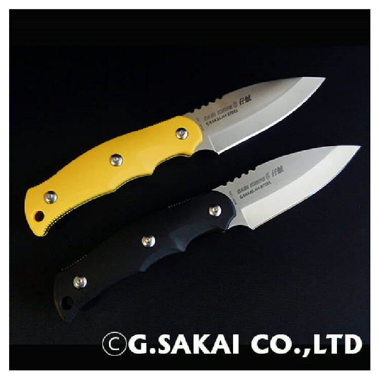 G・SAKAI SABI KNIFE6(仔鯱 右利き用) 商品説明 錆びに非常に強いH-1ブレードを使用 ジーサカイ サビナイフ6(仔鯱 右利き用) 鯱の魂を継ぎしもの サビナイフ第6のブレード。 その名を・・・「仔鯱」 今回登場のサビナイフ6仔鯱はハンドル材を 黒檀からFRN(ガラス繊維強化ナイロン) に変えてより使いやすくしました。 小出刃タイプを好まれる方や片刃の使用を 得意とされる方には是非とも お勧めのブレードです。 フィールドテストでは、 60センチを超す"大マダイ"を相手に 船上での〆の作業からキッチンでの捌きや 調理の仕上げまでいとも簡単にやってのけました。 小振りなサイズながらブレードに 秘められしその実力は、まさしく"鯱"です。 ブレードの鋼材は、今注目の 錆びないH-1鋼を使用しています。 H-1ブレードを海水と同程度(3.5‰)の塩水に浸し、 1本はそのまま水中で1週間放置し、 もう1本は24時間塩水に浸した後、 空気中に1週間晒して錆の有無を確認したところ、 両方のブレードで錆びは見られませんでした。 刃は強靭で切れ味鋭く、釣れた魚をその場で 捌いて楽しむことも手軽にできます。 またブレードの背中にはギザギザの 滑り止めが付いておりますので、 安心してご使用なれます ケースは軽くて衝撃に強い グラスファイバー強化ナイロン製。 ベルトに取り付けた時ケースの角度が 自由に調整でき、ワンタッチで取り外しができる コア社のロックベルトクリップが 標準装備されています。 その他ネジなどに使用している素材も すべて18-8ステンレス材を 使用していますので錆びに非常に強いです (H-1鋼材よりは錆びに弱いです)。 ブレード材:H-1 ハンドル材:FRN(ガラス繊維強化ナイロン) ブラック、イエローの2種類 ネジ:18-8ステンレス 全長:209mm　ブレード長:93mm 重量:120g　刃厚:3.5mm グラスファイバー強化ナイロンケース付 (コアロックベルトクリップ付属 :ベルト幅38mmまで使用可能) ★使用条件等によりマーキング部分が 茶色く変色する場合がありますが 気になる場合は布で強く拭いたり、 スポンジで水洗いをしてください。 注意:ケースに収納するときは カチッと音がするまでブレードを 奥まで差し込んでください。 サビナイフ6 仔鯱 右利き用 コアロックベルトクリップについて ケースの角度が自由に調整できるクリップです。 角度調整は、ベルトホルダーをつまんで開いて、 センターネジをプラスドライバーでゆるめ、 クリップを回して角度を調整してください。 角度が決定したら緩めたネジを しっかり締めて固定してください。 また、ベルトの位置もケースの 4個の穴を利用して調整してください。 ベルトの幅は38mmまで使用可能です。 サビナイフ6 仔鯱 右利き用 錆びに非常に強いH-1ブレードを使用 JANコード：4589657740232 4589657740249 COLOR:BLACK YELLOW ※掲載商品の仕様、デザイン、生産国、発売時期は 　　予告なく 変更する場合がありますので、 　　あらかじめご了承ください。 ※掲載画像の色彩は実際の商品及び印刷物と 　　多少異なる場合があります。 ※メーカー希望小売価格はメーカーカタログに 　　基づいて掲載しています。 ※お取り寄せ品の返品は承れません。 　　よくお確かめの上でご注文をお願いいたします。 発送詳細複数ご注文、またはメール便対応商品をご注文の場合は、ショッピングモールからの自動メールでは送料は確 定しておりません。店舗よりメールにて確定送料をお知らせ致します。こちらの商品（1点） の送料は下記のとおりです。 ご 注文確定前に必ずコチラをご確認の上ご購入をお願い致します・ご確認ください・配送について・返品、交換について {カテゴリ} 釣り　アウトドア　G.サカイ　G.SAKAI ■ ご不明な場合はお問合せ下さい。