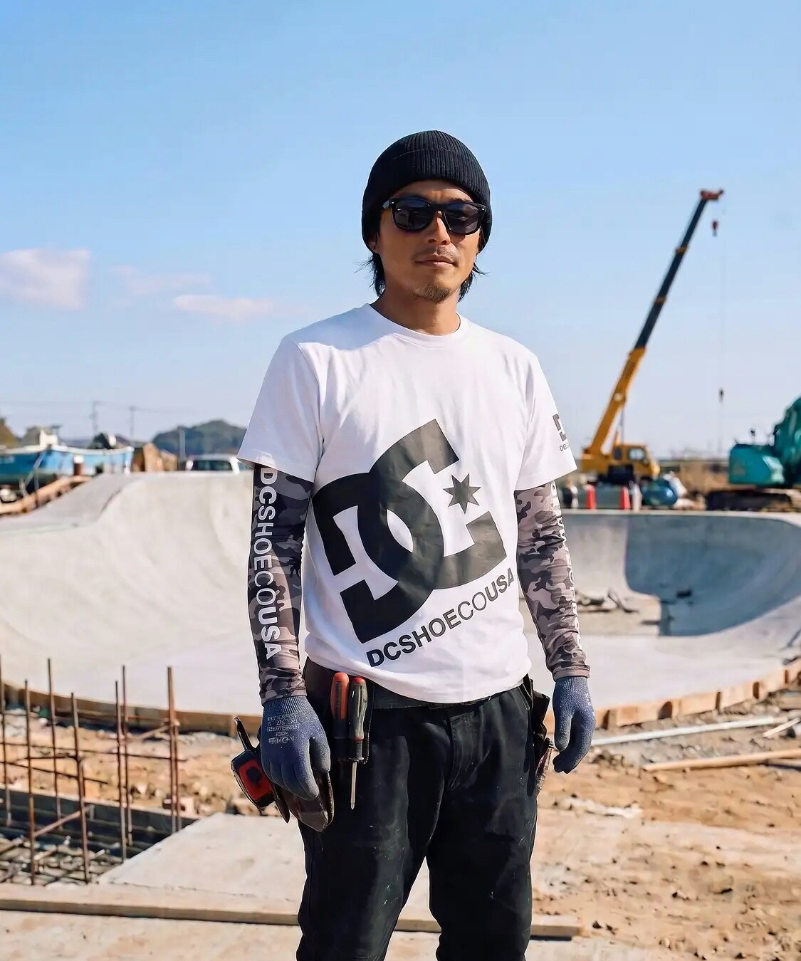 DC SHOES 作業服商品説明 真夏の強烈な日差しや暑さから腕を 守る高機能アームカバー。 肌に触れた瞬間からひんやりとした 冷感を感じられる接触冷感素材を採用し 暑い環境でも快適な着用感をキープ。 さらに、UVカット機能が紫外線をブロック。 汗をかいても素早く吸収・拡散する吸水 速乾性能により、ベタつきを軽減しながら ドライな状態を維持します。 スポーツやアウトドア、通勤・通学はもちろん 炎天下での作業シーンにも最適。 過酷な夏を快適にサポートするアイテムです。 ※掲載商品の仕様、デザイン、生産国、発売時期は 予告なく 変更する場合がありますので、 あらかじめご了承ください。 ※掲載画像の色彩は実際の商品及び印刷物と 多少異なる場合があります。 ※メーカー希望小売価格はメーカーカタログに 基づいて掲載しています。 発送詳細複数ご注文、またはメール便対応商品をご注文の場合は、ショッピングモールからの自動メールでは送料は確定しておりません。店舗よりメールにて確定送料をお知らせ致します。こちらの商品の送料は下記のとおりです。 ご注文確定前に必ずコチラをご確認の上ご購入をお願い致します・ご確認ください・配送について・返品、交換について {カテゴリ} 職人 工具　 電動工具 道具 仕事 建築 建設 大工 工事　 現場 工業 作業 高所 作業服 作業着 カジュアル ウエア アパレル トップス ズボン 上下 セットアップ 男性　 メンズ　 シューズ くつ 安全靴 作業靴 長靴 ブーツ ハイカット ローカット 大人　 一般 ユニセックス スニーカー ラバー　 先芯入り　 ベルクロ　 マジック 農業 造園 運送 倉庫 サービス 水産業 林業 春夏秋冬 防寒 男性用 女性用 男女兼用 男性 メンズ 女性 レディース ヒート ベスト ワークウェア ワークウエア ワークベスト ジレ アウター ヒートベスト 電熱ベスト 発熱ベスト 冬用 軽作業 仕事着 現場服 寒い現場 寒さ対策 外せる 洗える 襟付き モバイルバッテリー 温度調節 着やすい かっこいい 大きいサイズ 小さいサイズ ポリエステル 野帳対応 業務用 スポーツ 自転車 サイクル ランニング ジョギング ウォーキング トレーニング フィットネス ジム 携帯電話 iPhone アイフォン スマートフォン スマホ アームポーチ アームバンド ウエストバッグ ウエストポーチ 腰 ヒップ スマートフォン ペットボトル ティッシュ 財布 散歩 3/4 スパッツ フィット　 インナー コンプレッション 練習 一般 着圧 カットソー シャツ Tシャツ 長袖 半袖 ノースリーブ トップス アパレル ウエア パンツ ハーフ クォーター 帽子 キャップ カジュアル 靴 シューズ 靴下 ソックス 大人　 一般 男性　 メンズ ユニセックス ワークアウト ブラジャー スポーツブラ クロップド クォーター シャカシャカ ウィンド アウター ジャケット ウーブン ナイロン フーデッド ブレーカー 防寒 防風 冬 ウインター RUNNING JOGGING WALKING TRAINING SPORTS CYCLE CASUAL CAP MENS UNISEX ADULT ACCESSORY SHOES SOX TIGHTS SPATS INNER FIT COMPRESSION SHIRT T-SHIRT TEE TOPS SLEEVE SHORT LONG NOSLEEVE WEAR APPARREL PANT HALF QUARTER FITNESS POUCH WAIST HIP GOODS PETBOTTLE ARMBAND ARPOUCH LED LIGHT HEAD NIGHT CUT WORKOUT BRA WIND BREAKER JACKET JKT OUTER UBUN HOODED WORK DIY PIN TOOL SAFETY SHOES ADULT MENS UNISEX SNEKAER BOOTS APPAREL WEAR TOPS WINTER AUTUNN SPRING SUMMER OUTER VEST HEAT TECH