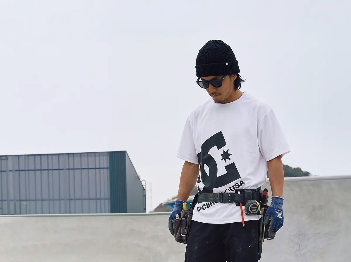 DC SHOES 作業服商品説明 猛暑を乗り切るために開発された高機能Tシャツ。 袖を通した瞬間からひんやりとした接触冷感が 体をクールダウンし、強力なUVカット機能で 紫外線や熱をブロック。 さらに優れた吸水速乾性が汗によるベタつきを 軽減し、暑さの厳しい環境でも快適な コンディションを維持します。 これ1枚で夏の不快感を軽減するアイテムです。 ※掲載商品の仕様、デザイン、生産国、発売時期は 予告なく 変更する場合がありますので、 あらかじめご了承ください。 ※掲載画像の色彩は実際の商品及び印刷物と 多少異なる場合があります。 ※メーカー希望小売価格はメーカーカタログに 基づいて掲載しています。 発送詳細複数ご注文、またはメール便対応商品をご注文の場合は、ショッピングモールからの自動メールでは送料は確定しておりません。店舗よりメールにて確定送料をお知らせ致します。こちらの商品の送料は下記のとおりです。 ご注文確定前に必ずコチラをご確認の上ご購入をお願い致します・ご確認ください・配送について・返品、交換について {カテゴリ} 職人 工具　 電動工具 道具 仕事 建築 建設 大工 工事　 現場 工業 作業 高所 作業服 作業着 カジュアル ウエア アパレル トップス ズボン 上下 セットアップ 男性　 メンズ　 シューズ くつ 安全靴 作業靴 長靴 ブーツ ハイカット ローカット 大人　 一般 ユニセックス スニーカー ラバー　 先芯入り　 ベルクロ　 マジック 農業 造園 運送 倉庫 サービス 水産業 林業 春夏秋冬 防寒 男性用 女性用 男女兼用 男性 メンズ 女性 レディース ヒート ベスト ワークウェア ワークウエア ワークベスト ジレ アウター ヒートベスト 電熱ベスト 発熱ベスト 冬用 軽作業 仕事着 現場服 寒い現場 寒さ対策 外せる 洗える 襟付き モバイルバッテリー 温度調節 着やすい かっこいい 大きいサイズ 小さいサイズ ポリエステル 野帳対応 業務用 スポーツ 自転車 サイクル ランニング ジョギング ウォーキング トレーニング フィットネス ジム 携帯電話 iPhone アイフォン スマートフォン スマホ アームポーチ アームバンド ウエストバッグ ウエストポーチ 腰 ヒップ スマートフォン ペットボトル ティッシュ 財布 散歩 3/4 スパッツ フィット　 インナー コンプレッション 練習 一般 着圧 カットソー シャツ Tシャツ 長袖 半袖 ノースリーブ トップス アパレル ウエア パンツ ハーフ クォーター 帽子 キャップ カジュアル 靴 シューズ 靴下 ソックス 大人　 一般 男性　 メンズ ユニセックス ワークアウト ブラジャー スポーツブラ クロップド クォーター シャカシャカ ウィンド アウター ジャケット ウーブン ナイロン フーデッド ブレーカー 防寒 防風 冬 ウインター RUNNING JOGGING WALKING TRAINING SPORTS CYCLE CASUAL CAP MENS UNISEX ADULT ACCESSORY SHOES SOX TIGHTS SPATS INNER FIT COMPRESSION SHIRT T-SHIRT TEE TOPS SLEEVE SHORT LONG NOSLEEVE WEAR APPARREL PANT HALF QUARTER FITNESS POUCH WAIST HIP GOODS PETBOTTLE ARMBAND ARPOUCH LED LIGHT HEAD NIGHT CUT WORKOUT BRA WIND BREAKER JACKET JKT OUTER UBUN HOODED WORK DIY PIN TOOL SAFETY SHOES ADULT MENS UNISEX SNEKAER BOOTS APPAREL WEAR TOPS WINTER AUTUNN SPRING SUMMER OUTER VEST HEAT TECH