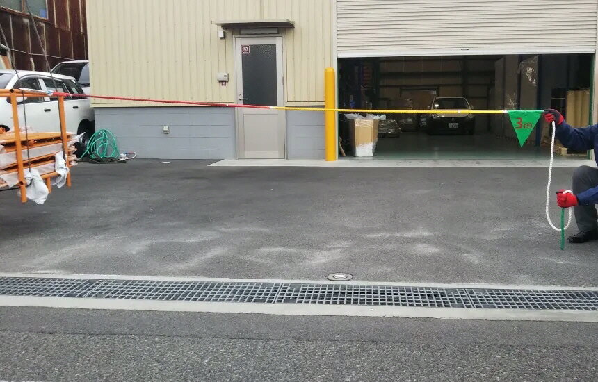結一産業 3.3.3 運動用 介錯ロープ商品説明吊荷から3m離れて合図 地切り30cmで一旦停止 3秒間停止して玉掛確認 色：手元　 緑色 ・サイズ：ロープ5m ・ロープ太さ：約12mm ・材質：ロープ：ポリエステル100％　 フック：スチール 用途： 全国で推進されている 玉掛作業時の333運動用として 使用してください。地切り目安に 手元30cmに着色もしています。 ※掲載商品の仕様、デザイン、生産国、発売時期は 　 予告なく 変更する場合がありますので、 　 あらかじめご了承ください。 ※掲載画像の色彩は実際の商品及び印刷物と 　 多少異なる場合があります。 ※メーカー希望小売価格はメーカーカタログに 　 基づいて掲載しています。 発送詳細複数ご注文、またはメール便対応商品をご注文の場合は、ショッピングモールからの自動メールでは送料は確 定しておりません。店舗よりメールにて確定送料をお知らせ致します。こちらの商品（1点） の送料は下記のとおりです。 ご 注文確定前に必ずコチラをご確認の上ご購入をお願い致します・ご確認ください・配送について・返品、交換について {カテゴリ} 結一産業株式会社 YUI PRODUCE 工具　道具 建築　現場 輸送　作業 牽引 クレーン車 ポリプロピレン ポリエステル 荷締め　荷造 荷止 DIY ROPE CAR CLANE LUGGAGE ■ ご不明な場合はお問合せ下さい。