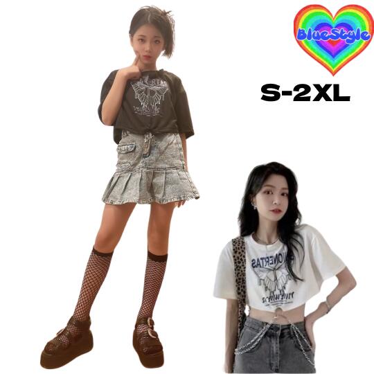 商品情報商品説明■サイズ：S-2XL■カラー：ブラック・ホワイトご覧になっている画面の明るさ等により、実際の商品と多少色味が異なる場合がございます。※商品に使用している生地や素材上、臭いが気になる場合がございますが、 陰干ししていただくことでほとんど感じられなくなります。※色味が異なる・臭いなどの理由の交換・返金はお受けできません。ご了承くださいませ。・海外製となりますので【サイズ】・【注意事項】をご確認ください。・こちらは【予約商品】となりますので、14−21日程お時間をいただきます。・海外倉庫に在庫切れが発生する場合もございます。その際はメールにてご連絡をさせていただきます。注意事項（必読）（海外製品について）・海外製品は日本製に比べて作りが少し甘いことがあります。・ボタンやモチーフの縫い付けが緩い ・プリント部分が荒い ・匂いなどがある ・生地も薄い ・生地は切りっぱなし ・タグ無し 以上の点を踏まえて販売させていただいております。ご理解いただける方のみ、お願い致します。・海外サイズは、日本とサイズ感が違います。 その為、ご購入されたサイズと付いているタグが違う場合がございます。ご注文時にお受けしたsizeを元に発注・発送させて頂いておりますのでご了承下さい。・撮影状況などにより実物と多少色が異なる場合がございます。誠心誠意対応させていただきますので、宜しくお願い致します。返品に関して※返品につきまして こちらのミスによる物は、直ぐに対応させていただきますので、メールにてご連絡いただけると幸いです。※お客様都合によります返品(イメージ違いや、サイズ違い)はご遠慮いただけると幸いです。韓国 レディース服 韓国 レディース トップス レディース 韓国服 Tシャツ シンプル Tシャツ 着回しコーデ 体型カバー 半袖Tシャツ ブルースタイル BlueStyle ショート丈 【予約商品】【送料無料】【レビューを投稿してクーポンGET！】韓国服　韓国レディース服　韓国Tシャツ　可愛いTシャツ　着回しコーデ　おしゃれトップス 着回しコーデなどに最適♪ 9