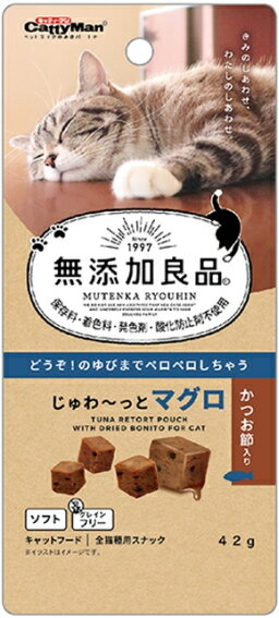 【商品説明】 保存料・着色料・発色剤・酸化防止剤不使用。上質なマグロにかつお節の香りと旨みをプラス。健康な瞳の維持にうれしいタウリンを配合。しっとりソフトな食感にこだわった、ジューシーな味わい。グレインフリー。 【原材料】 魚介類（まぐろ、かつお、かつお節、魚介エキス）、肉類（鶏ササミ、牛コラーゲン）、えんどう豆たん白、糖類、たん白加水分解物、酵母エキス、デキストリン、増粘安定剤（加工でん粉）、ソルビトール、ミネラル類（ナトリウム）、ポリリン酸ナトリウム、pH調整剤、くん液、タウリン 【成分値】 たんぱく質23.0％以上、脂質2.0％以上、粗繊維1.0％以下、灰分5.0％以下、水分70.0％以下じゅわ～っとジューシーな角切りスナック！