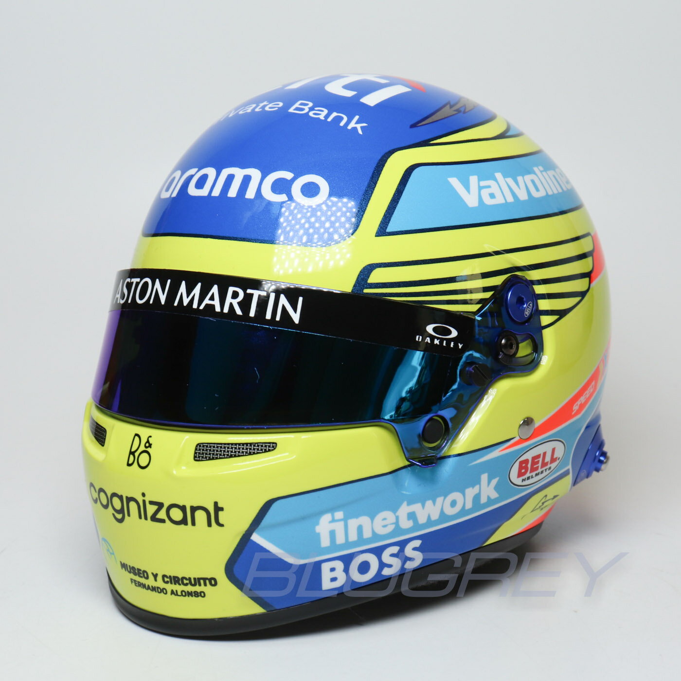 ベル ミニヘルメット 1/2 F1 フェルナンド・アロンソ アストンマーチン 2024 BELL Fernando Alonso Aston Martin レプリカ ヘルメット 本物同様の製造工程で作られています 実際のヘルメットと同様の製造工程で作成されています。※紙パッケージには輸送に伴うスレがありますのでご了承ください。【仕様】・1/2スケール・素材：FRP、ファブリックなど・型番：4100308【注意】・製造時の塗装ムラ・ブツ・傷・はみ出し・デカールのズレ・浮き・欠け・ボンドのはみ出し・部品のズレ・タイヤの浮きなど、　メーカーによって差はありますが量産モデルはある程度許容されています。　個体差による返品・交換はお受けできませんのでご了承ください。・ブリスター、台紙、外箱には輸送に伴うスレやヨレ、汚れ、変形などがある場合があります。　パッケージの細かなダメージを気にされる方はご注文をお控え下さい。・パッケージの仕様/デザインは異なる場合があります。・商品は撮影や検品のため一度開封している場合があります。・お使いのパソコンのモニターの発色具合により実際のものと色が異なる場合がございます。 2